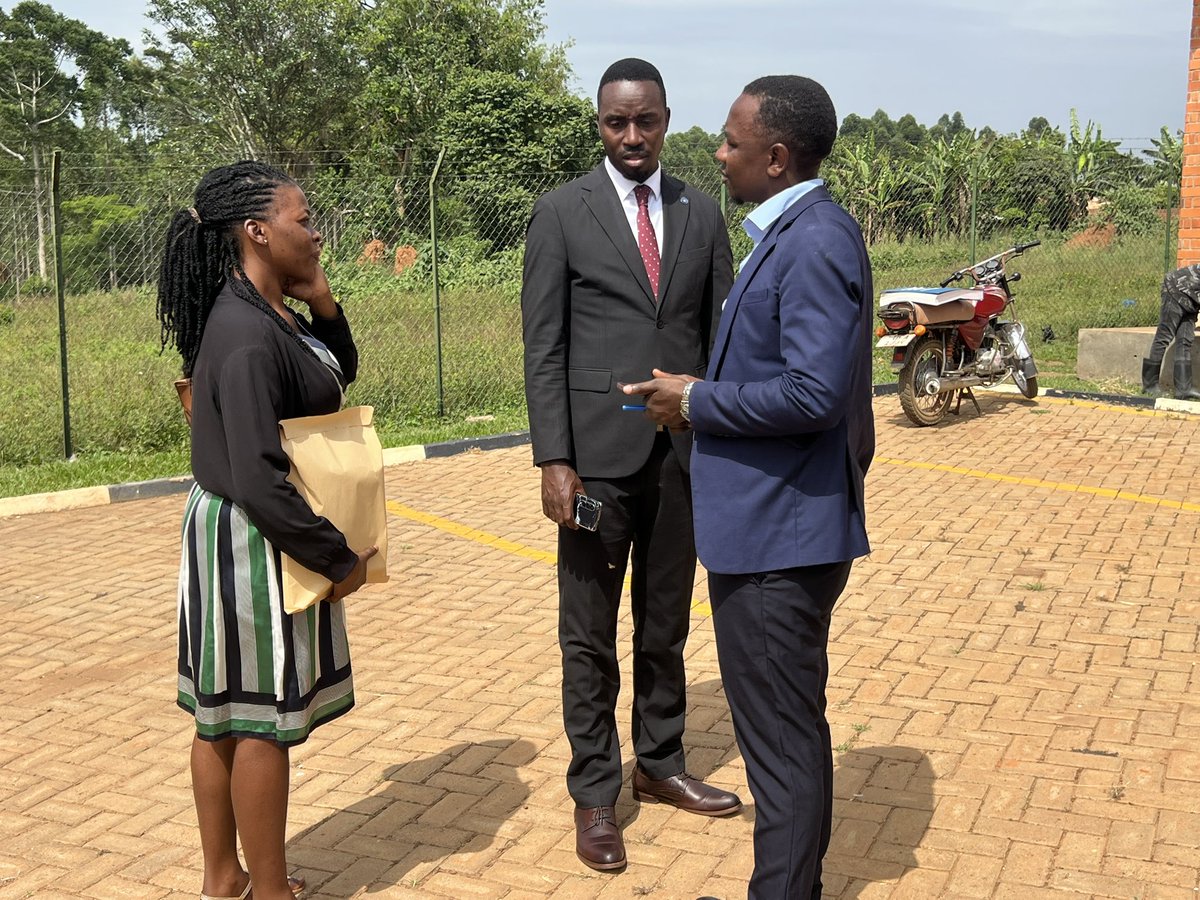 ug_lawsociety's tweet image. RAPID RESPONSE: On Monday, January 19, 2026, our #RapidResponse team—led by our most perpendicular Vice President, @AsiimweAnthony2—visited Butambala Chief Magistrates Court to establish whether voters arrested in Butambala during the elections would be arraigned.

[Thread]