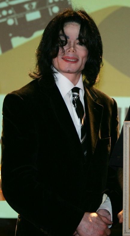 mimiy4444's tweet image. making this thread because it's 2026 and i'm still seeing too much "MJ was scary" propaganda circulating around, and that's because the web still swarms with altered photos, caricatures and misleading editing. so here actual photos of how he looked like in his late years.