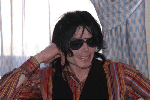 mimiy4444's tweet image. making this thread because it's 2026 and i'm still seeing too much "MJ was scary" propaganda circulating around, and that's because the web still swarms with altered photos, caricatures and misleading editing. so here actual photos of how he looked like in his late years.