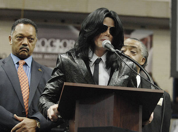 mimiy4444's tweet image. making this thread because it's 2026 and i'm still seeing too much "MJ was scary" propaganda circulating around, and that's because the web still swarms with altered photos, caricatures and misleading editing. so here actual photos of how he looked like in his late years.