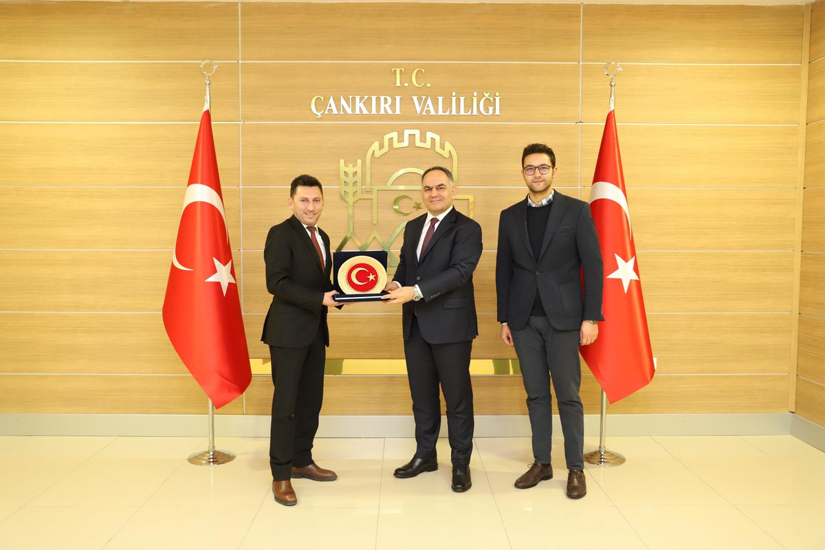 CBarosu's tweet photo. Çankırı ilinde Vali olarak göreve başlayan Sayın Hüseyin Çakırtaş’a, Çankırı Baro Başkanı Av. Mustafa Deniz ve Baro Saymanı Av. Bahadır Kalaycı tarafından hayırlı olsun ziyareti gerçekleştirildi. https://t.co/AP8tQCudYl