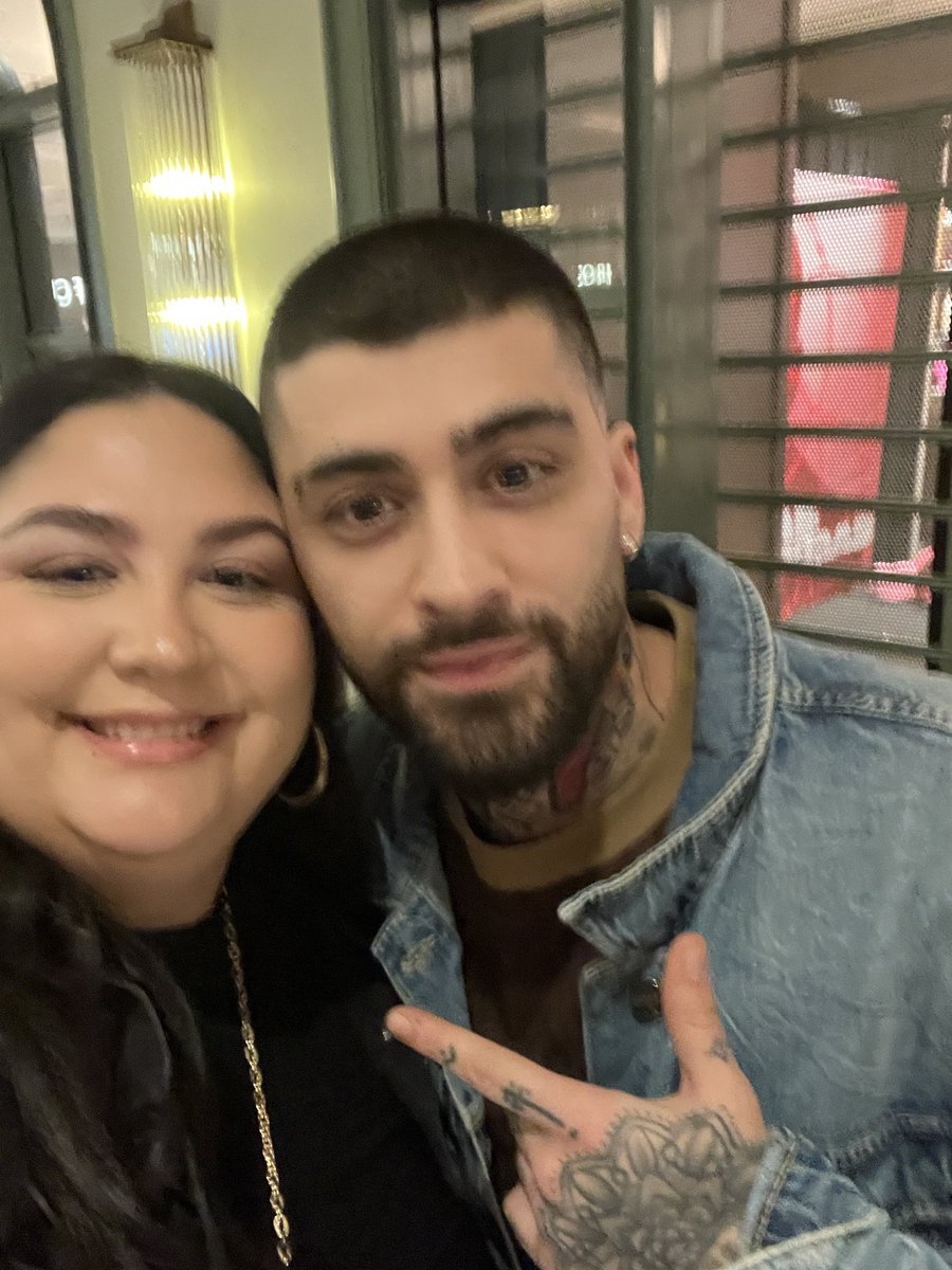ZaynReport's tweet photo. Zayn looking all cute while meeting ZQUAD at the Park MGM venue tonight in Vegas! 🥹🩷 https://t.co/UcsiQPNSEm