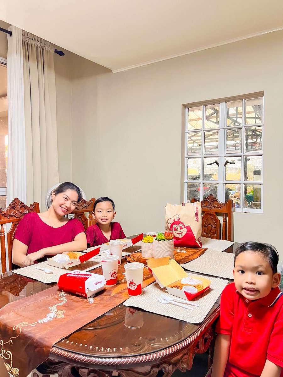 yendmc_'s tweet photo. Sharing a Chickenjoy Sarap Savers moment with the kids today 🍗✨

We got 1pc Chickenjoy and picked our add ons on the side. You can choose a drink, fries, macaroni soup, or mashed potato.

Easy food stop, happy kids 🤍
Which add on would your kids choose?

#ChickenJoySarapSavers https://t.co/taMEAfNcwW