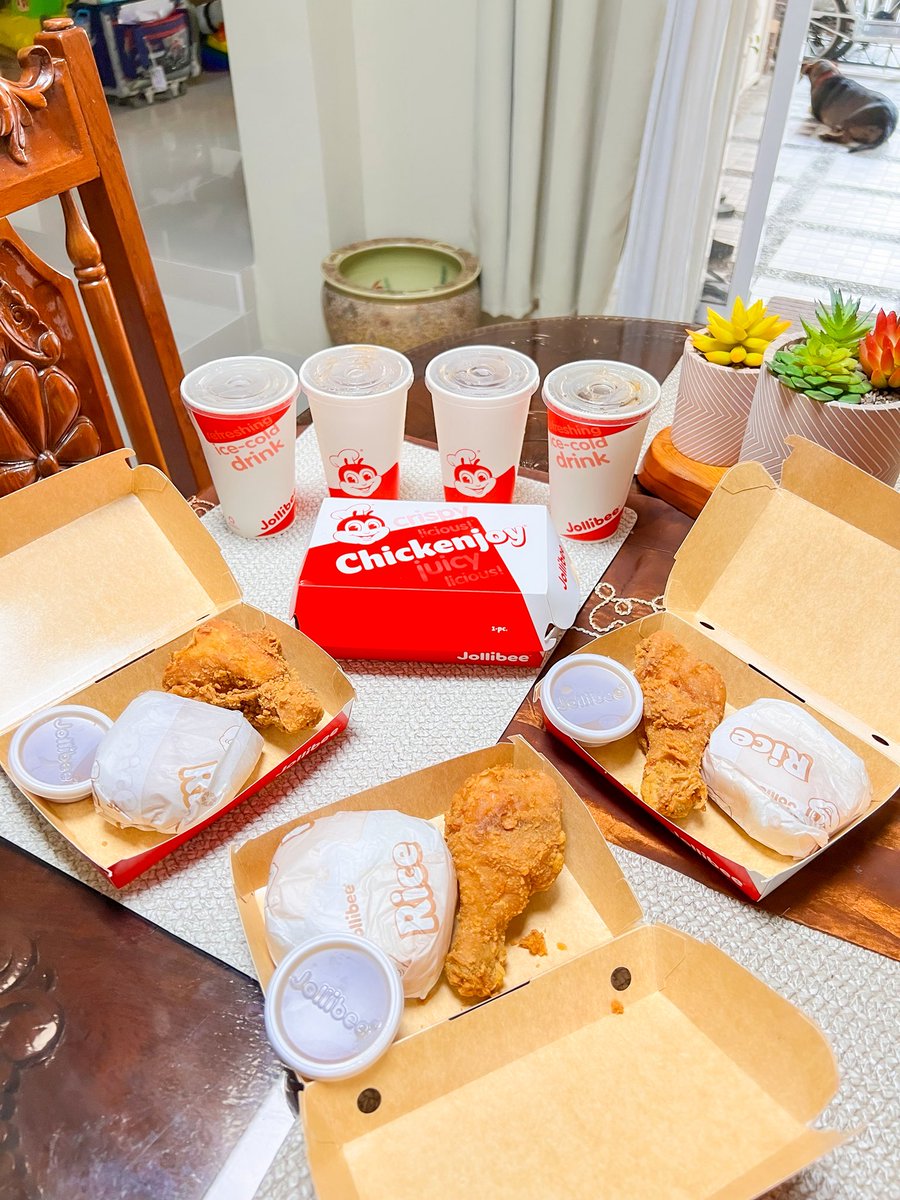 yendmc_'s tweet photo. Sharing a Chickenjoy Sarap Savers moment with the kids today 🍗✨

We got 1pc Chickenjoy and picked our add ons on the side. You can choose a drink, fries, macaroni soup, or mashed potato.

Easy food stop, happy kids 🤍
Which add on would your kids choose?

#ChickenJoySarapSavers https://t.co/taMEAfNcwW