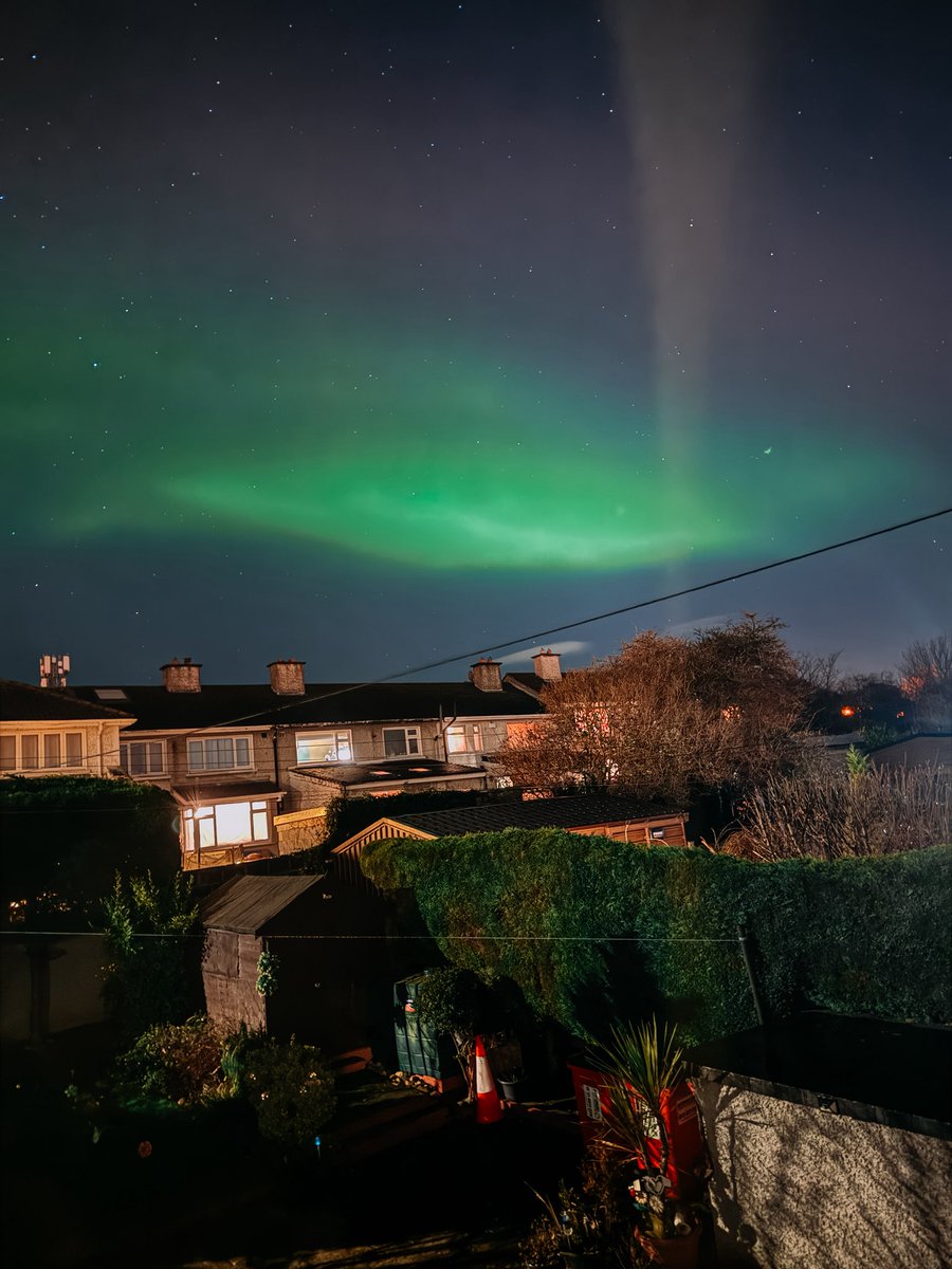 Glynner_'s tweet photo. The Northern Lights in Rathfarnham last night, unbelievable scenes 😍 https://t.co/kFvyR8tpB3