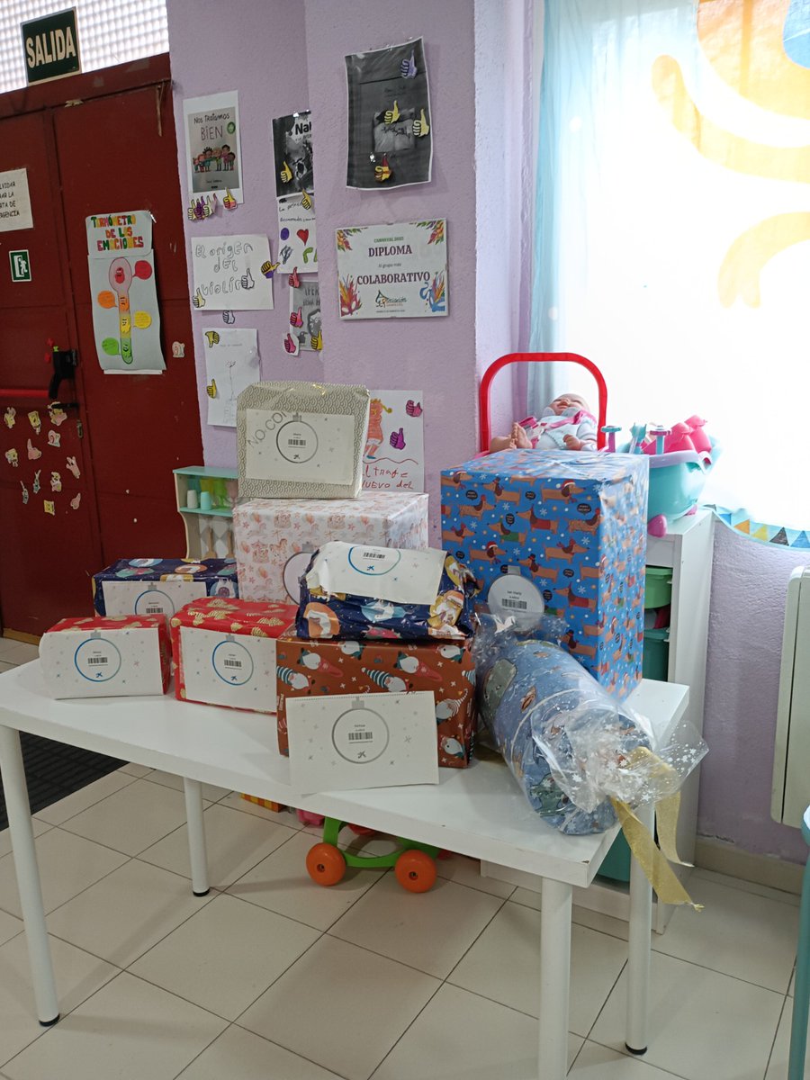 AsocPrimPrev's tweet photo. Un año más nuestrxs niñxs han podido disfrutar del Árbol de los sueños y tener regalitos estás navidades.
Gracias tanto a @FundlaCaixa como a las personas que lo han hecho posible.🎁💝
#arboldelossueños #infancia https://t.co/p6irD9moR1