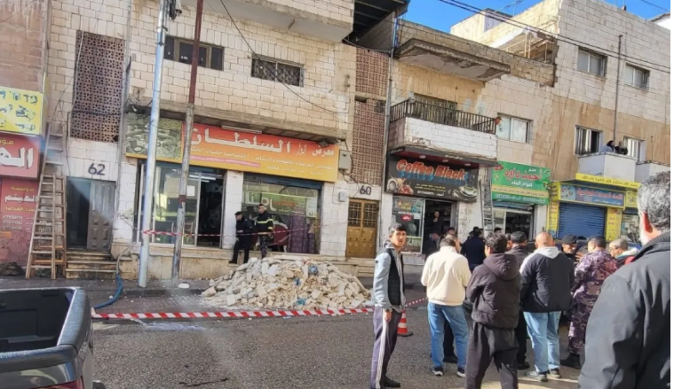 مأدبا...إخلاء ثلاث عائلات احترازياً بعد اكتشاف مغارة تحت أحد المباني مليئة بالمياه العادمة 