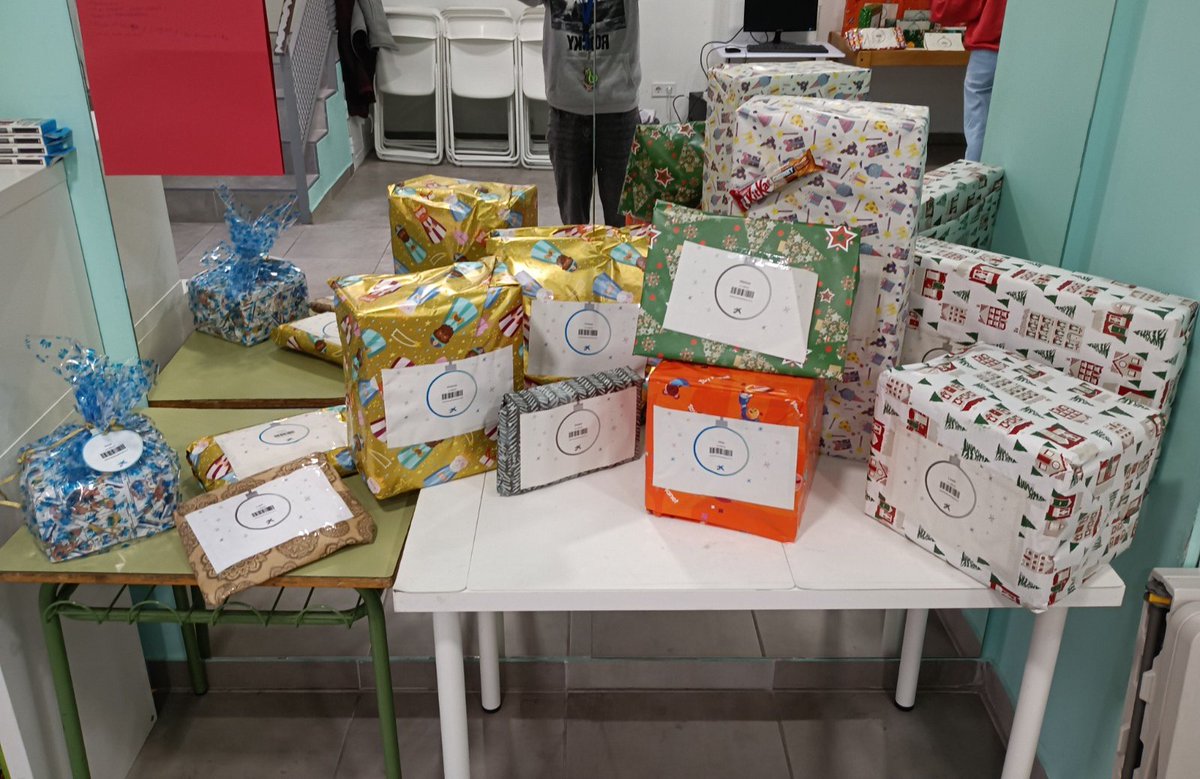 AsocPrimPrev's tweet photo. Un año más nuestrxs niñxs han podido disfrutar del Árbol de los sueños y tener regalitos estás navidades.
Gracias tanto a @FundlaCaixa como a las personas que lo han hecho posible.🎁💝
#arboldelossueños #infancia https://t.co/p6irD9moR1