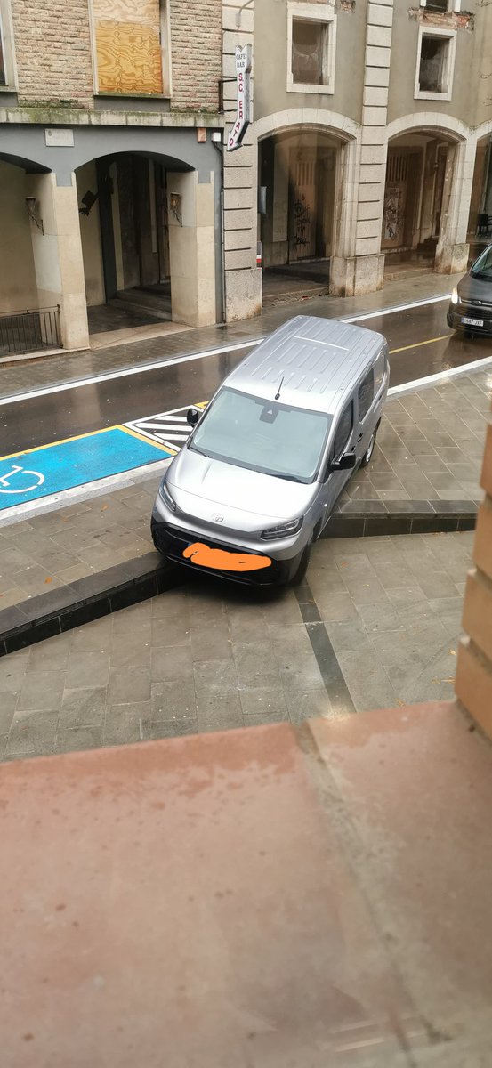 No cal q us pareu <a href="/GU_Figueres/">Guàrdia Urbana FIG</a> cuan paseu per davant a res, ni a senyalitzar res ni a res. Fos cas q algú es mollés un dia cm avui. <a href="/ajfigueres/">Ajuntament de Figueres</a> 👏🏼👏🏼👏🏼 bona feina