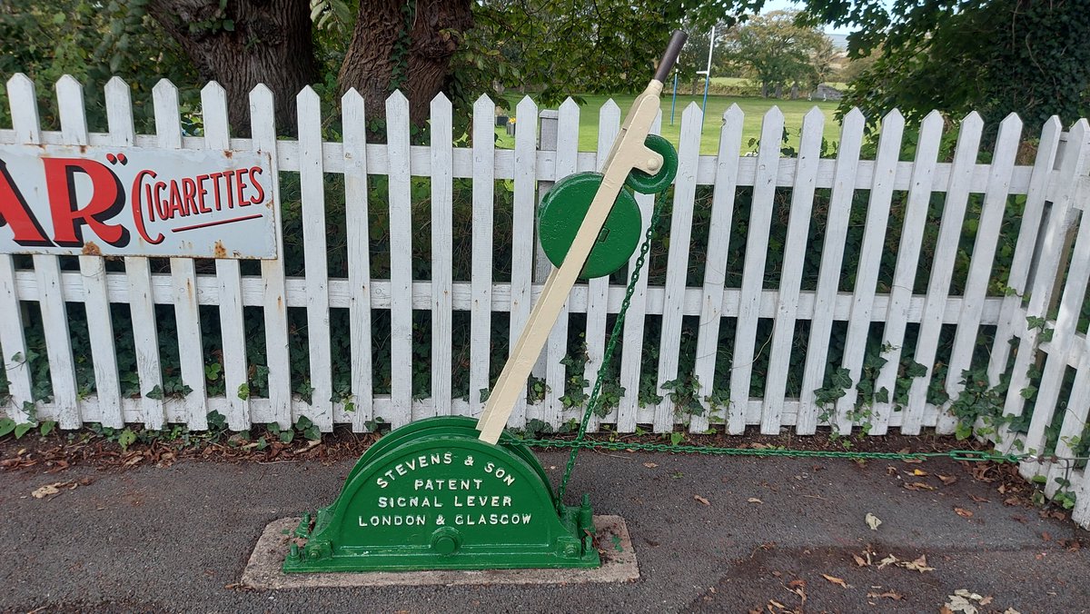 castletown_imr's tweet photo. The compensating level controlling the semaphore signal for southbound trains was repainted by the 𝘍𝘳𝘪𝘦𝘯𝘥𝘴 𝘖𝘧... volunteers last autumn #iomrailway #heritage #steam #nostalgia #greatphoto #Castletown #IsleofMan #progress #volunteers #supporters #whoops #wronggreen #awks https://t.co/cdrZIVjlZV