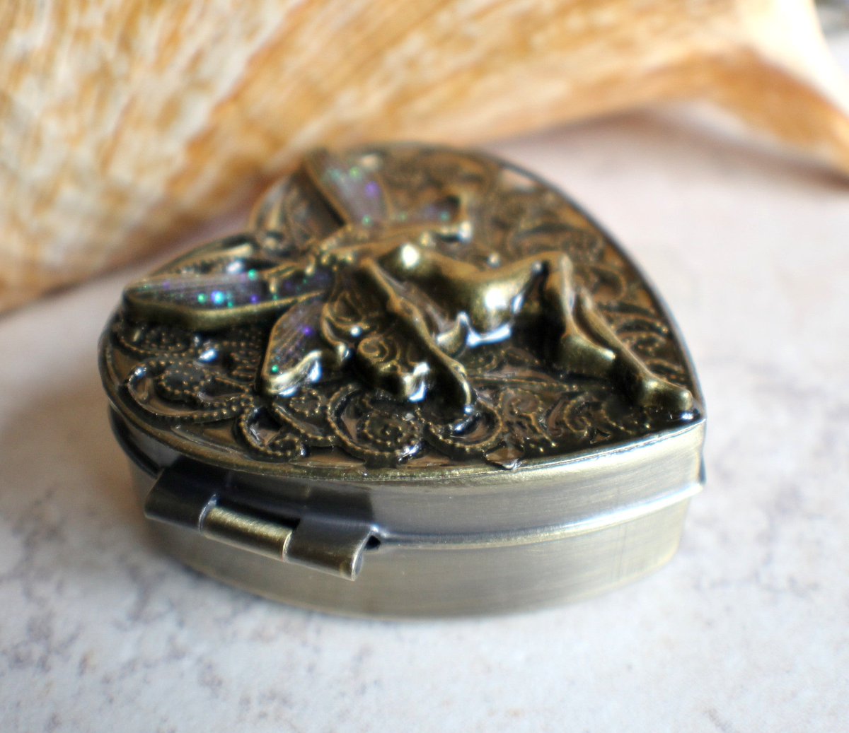 charsfavorite's tweet photo. Unlock the magic of cherished memories with our Bronze Fairy Music Box Locket for just $100. A timeless treasure awaits you! #JewelryLovers #MusicBoxes
Shop Now https://t.co/GZI2DKvsDr https://t.co/e5v8hdk2XK