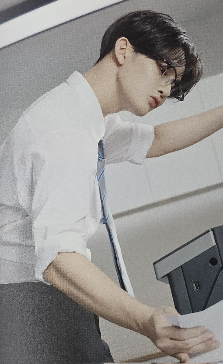 zerozero_zz's tweet image. 진영님 전완근 뽐내며 서류보기스킬