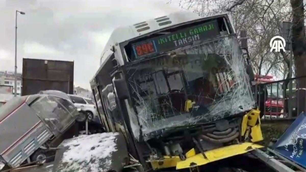 Esenler'de İETT Otobüsü Otoparka Daldı, Araçlar Zarar Gördü asayisgazetesi.com/haber/esenlerd…