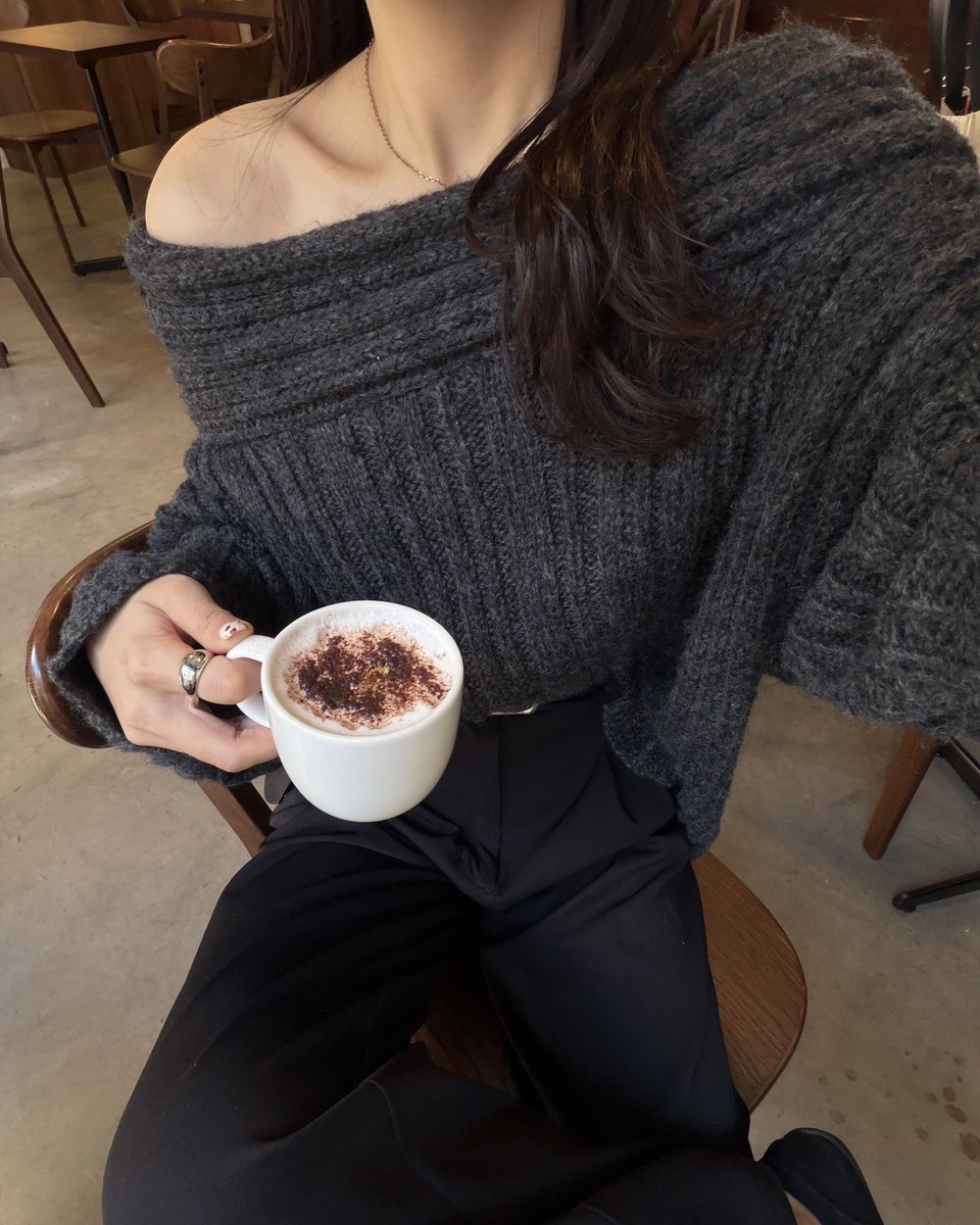 女っぽさ増すオフショルニット🩶

#日常垢