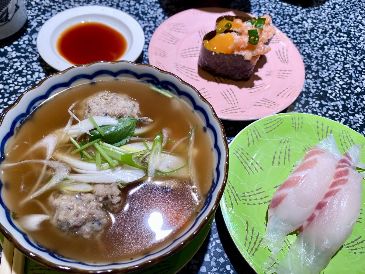 ES_LOVE_BTS's tweet photo. マーちゃんとランチ🍣＆カフェ☕️🍰
大丸のバレンタインで自分用に…❤️
美味しそうで見た目が綺麗なチョコレートがいっぱいでした💕✨ https://t.co/LVnjIsJ1To