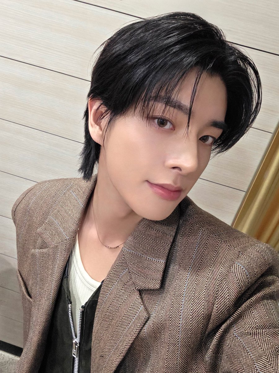 ENHYPEN's tweet image. [#오늘의ENHYPEN] 듣는 순간 녹아내리는 감미로운 목소리에 엔진 마음도 사르르🍯 제이크의 리무진서비스! 오늘 귀 호강 제대로 하셨나요?🐶✨ #260120 @ 리무진서비스