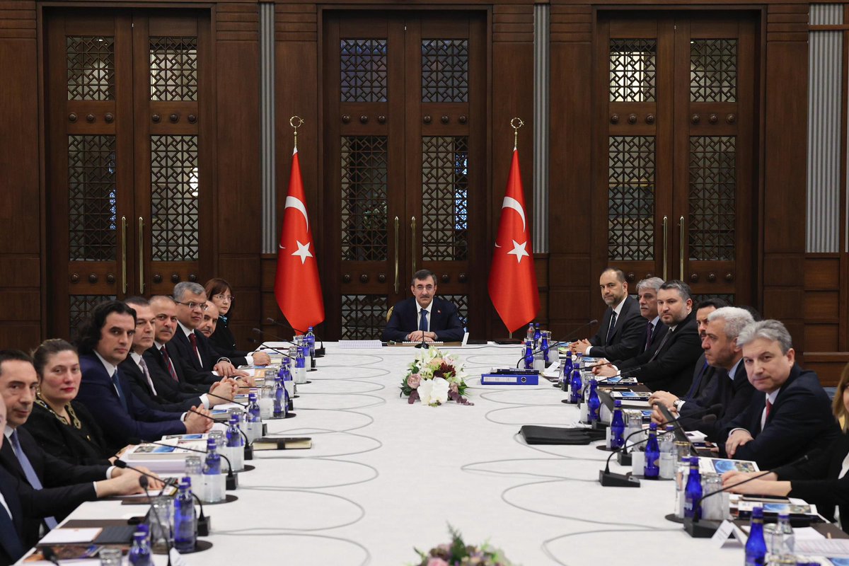 _cevdetyilmaz's tweet photo. Cumhurbaşkanlığı Külliyesinde Türkiye Coğrafi Bilgi Sistemi Kurulu’nun 7’nci Olağan Toplantısını gerçekleştirdik. 

Cumhurbaşkanımız Sayın Recep Tayyip Erdoğan’ın liderliğinde, dijital devlet anlayışımızın temel yapı taşlarından biri olan coğrafi bilginin standartlara uygun üretilmesi ve güvenli paylaşımı noktasındaki çalışmalarımızı kararlılıkla sürdürüyoruz. 

Ulusal Coğrafi Bilgi Stratejisi ve Eylem Planımız kapsamında 2025 yılı eylemlerinin %91’ini başarıyla tamamladık. 630 adet olan coğrafi veri katmanını 730’a çıkardık. Afet yönetiminden şehir planlamasına kadar geniş bir alanda veri temelli kamu yönetimini güçlendiriyor, kaynakları doğru yönlendiren bir kapasite inşa ediyoruz. 

Ulusal Coğrafi Bilgi Platformumuzu e-Devlet ile entegre ettik ve 14 binden 700 binin üzerine çıkan kullanıcı sayısıyla coğrafi veriyi erişilebilir ve katma değer üreten bir yapıya kavuşturduk. 

Bu süreçlere katkı sunan tüm kurum ve paydaşlarımıza teşekkür ediyor, toplantımızın ülkemiz ve milletimiz için hayırlara vesile olmasını diliyorum.
