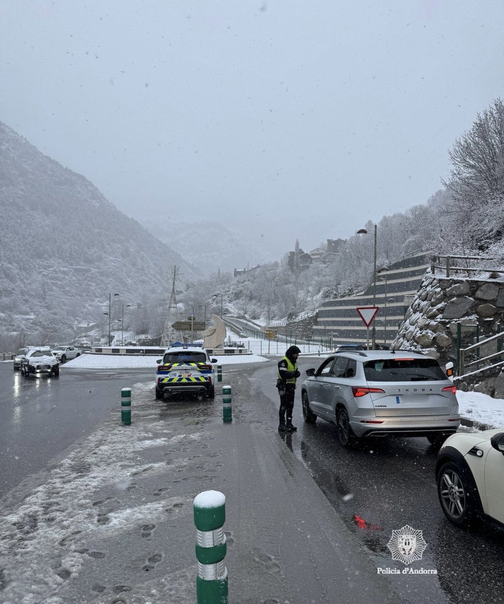 ❄️ De l’1 de novembre al 15 de maig és obligatori dur el vehicle equipat per la #neu.

Abans de circular, informa’t de l’estat de les carreteres amb <a href="/Mobilitat_AND/">Mobilitat Andorra</a> i la previsió del temps amb <a href="/MeteoAnd_OECC/">Servei Meteo d'Andorra</a>.

No dur equipaments comporta sancions. 

🙏 Precaució i responsabilitat.