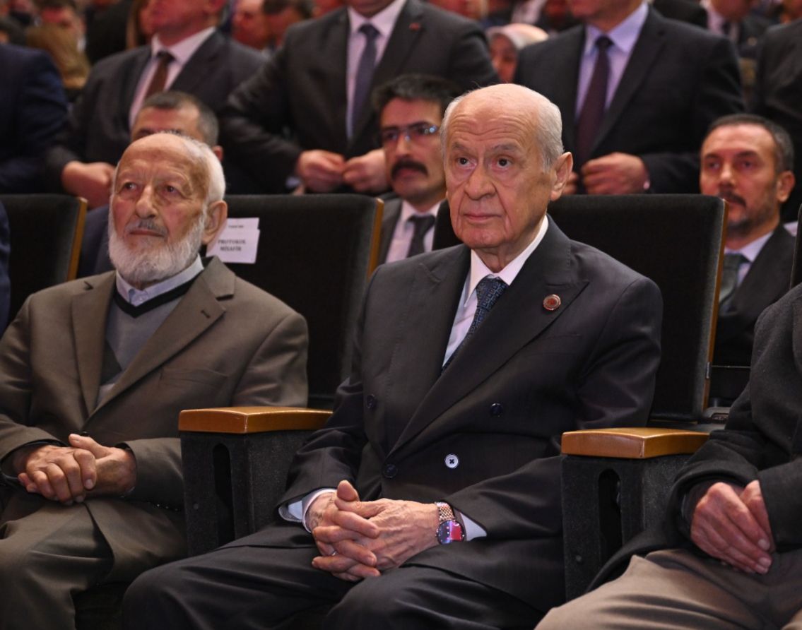 Ülkücü Hareket’in her döneminde fedakarca duruş sergileyen, yaşamının her anında örnek bir insan olmanın ölçüsünü yansıtan, Allah dostu ve sevdalısı Tosya Alperenlerinden Hacı Yusuf Işık, Rahmet-i Rahman’a kavuşmuştur. Merhuma Allahtan rahmet, yakınlarına ve camiamıza başsağlığı