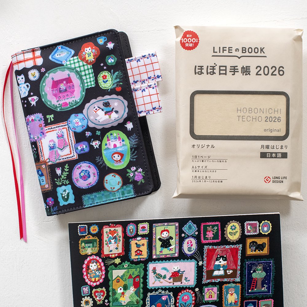 douxdimanche's tweet image. 📯 HAPPY BAG 2026 📯
ほぼ日手帳オリジナルサイズ本体とカバーのセット7,150円（税込）をご購入いただいた方に、北岸由美さんイラストの紙もの雑貨をいろいろセットにして差し上げます🛍️

スペシャル特典として、北岸さん直筆イラストサインカードも入っています💘

2dimanche.shop-pro.jp/?pid=190194672