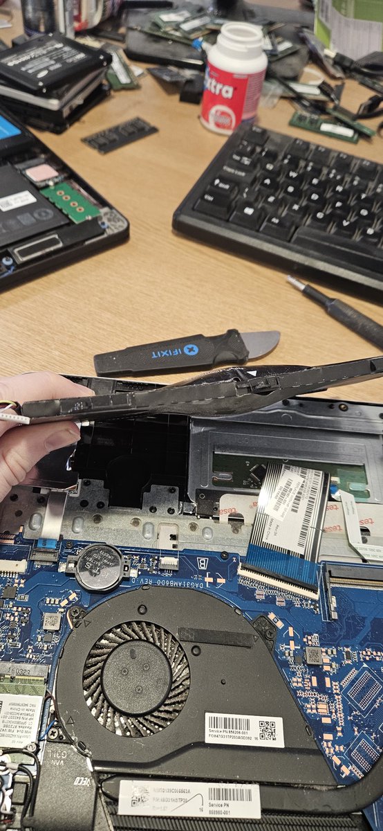 I know the world seems bleak but here is some wholesome technology news!! ☺️☺️ This laptop battery is PREGNANT 😮🥰🥰
She will give birth to a healthy litter of AAA batteries any day now, everybody congratulate her!! 💝💝💝