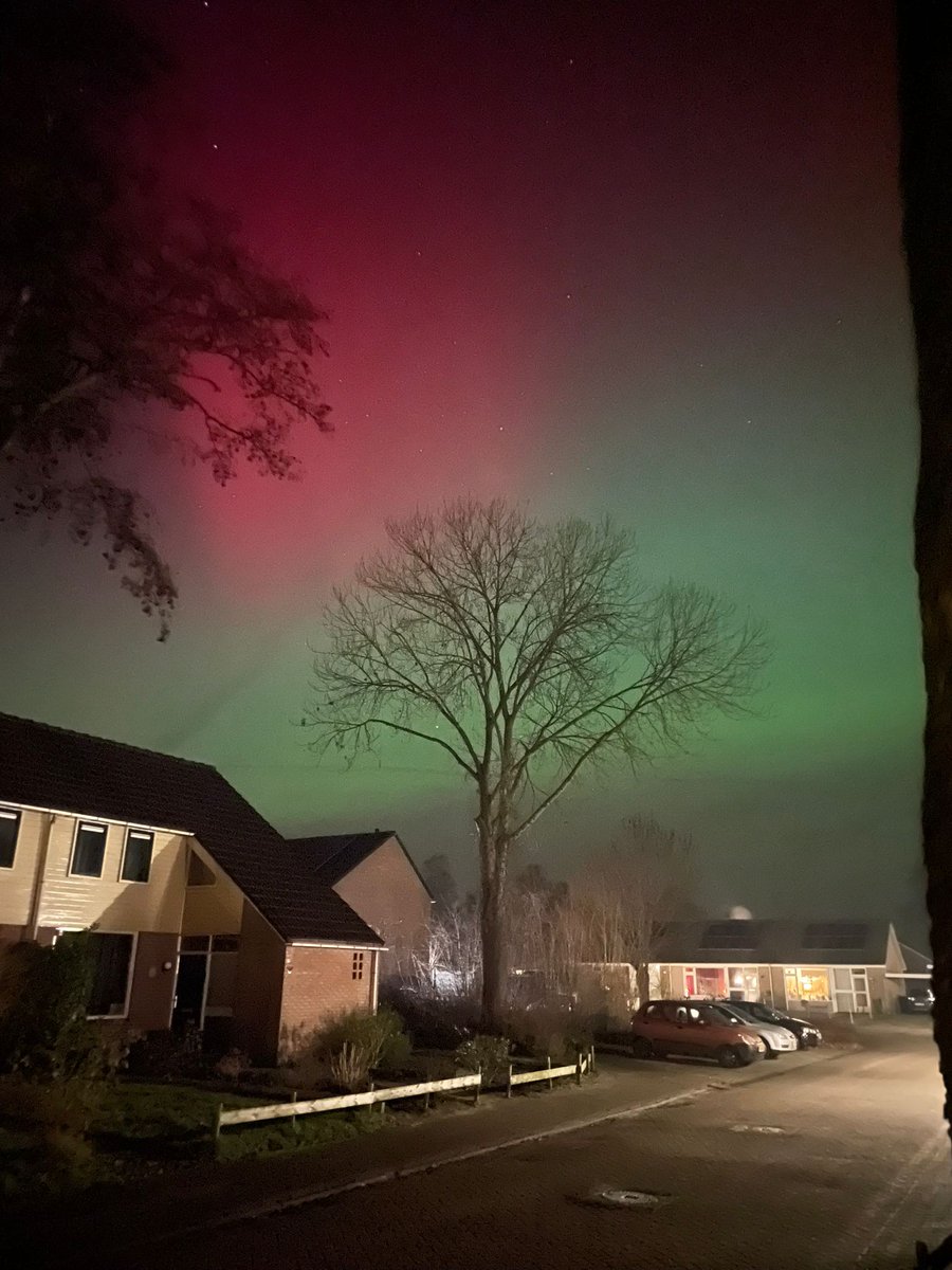Gisteravond was ik op bezoek bij paps en mams in het noorden van het land. Vanuit daar even een bezoekje gebracht aan andere familie in de buurt en zie aldaar!

#noorderlicht #prachtig