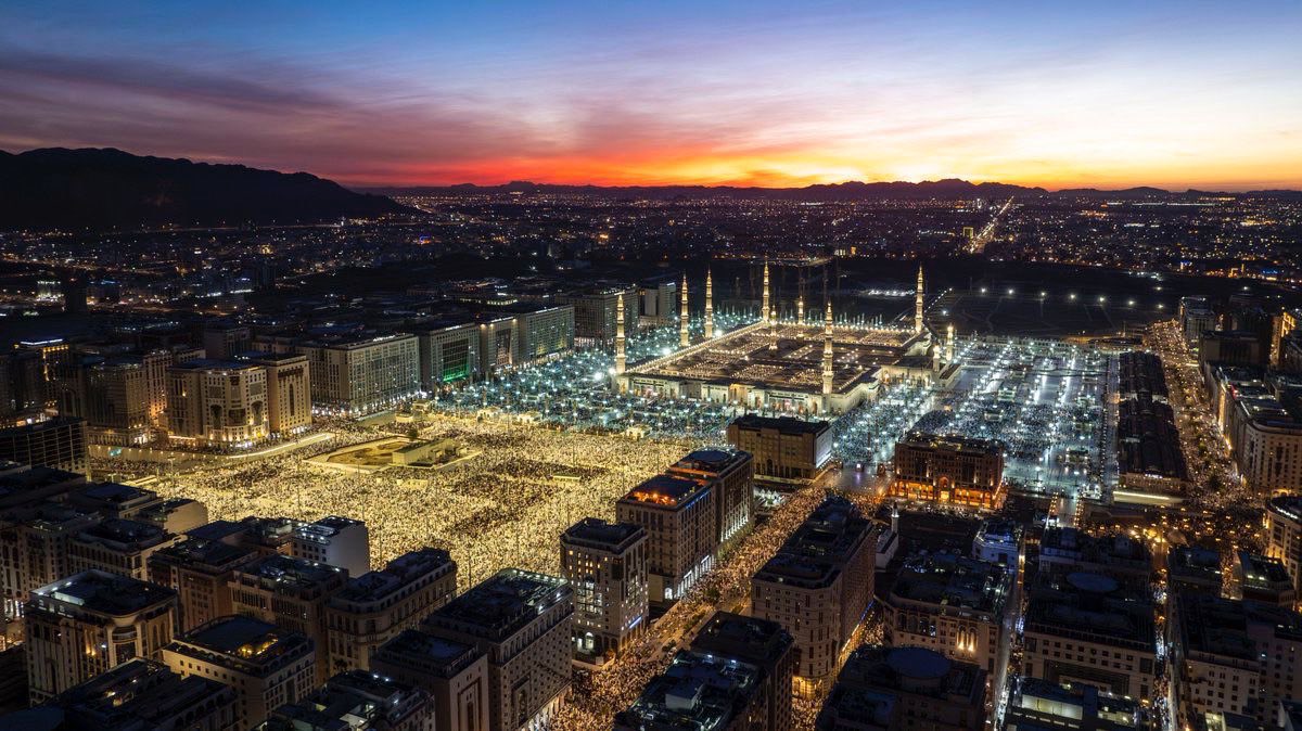 soonmadinah's tweet photo. شركة @KPMG أعلنت عن افتتاح مكتبها الجديد في #المدينة_المنورة، ضمن توسّعها في المملكة ومواكبة النمو الاقتصادي الذي تشهده #المدينة 🏢

— ما الذي يعنيه الافتتاح؟

• دعم الشركات والجهات العاملة في المدينة
• مواكبة نمو مشاريع السياحة والبنية التحتية
• تعزيز حضور الكفاءات المهنية في المنطقة
• امتداد لعمليات KPMG في الرياض وجدة والخبر