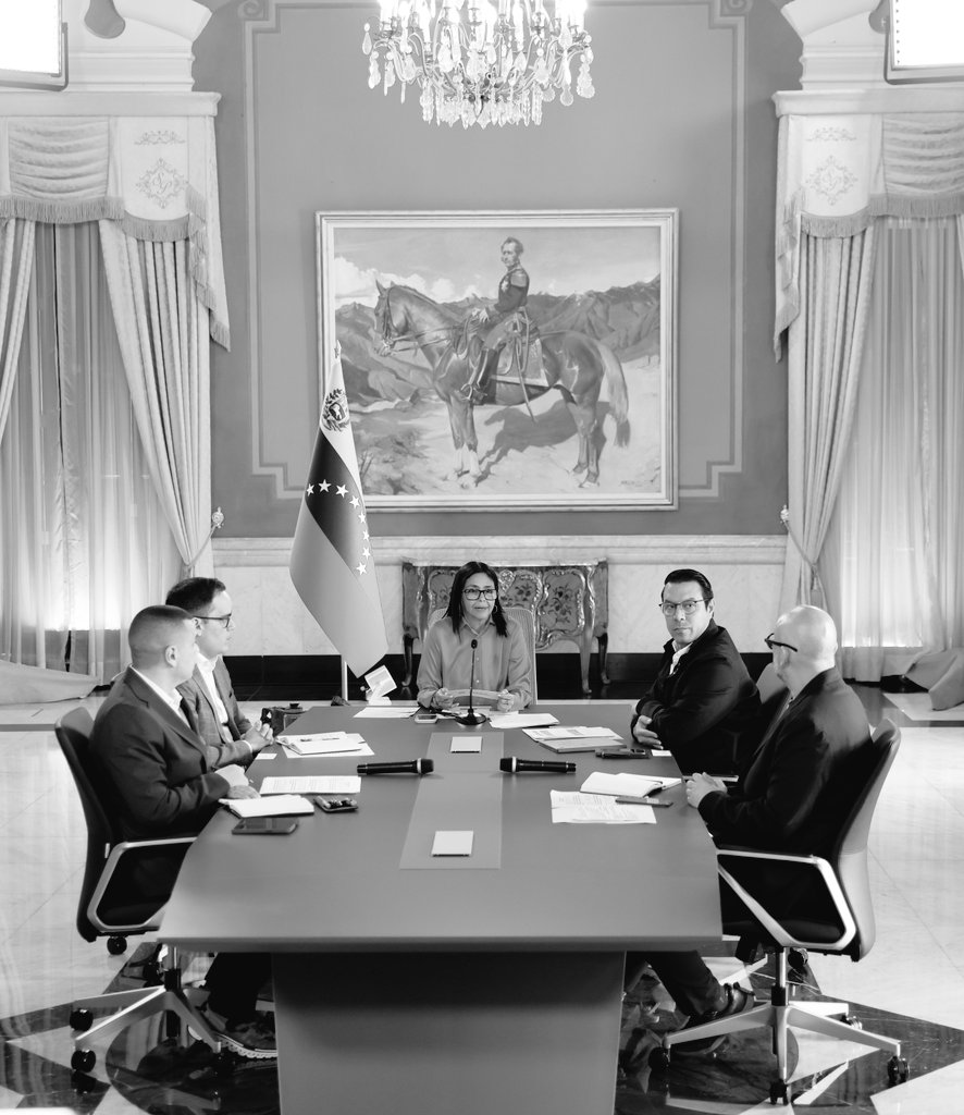AndreaGuzm33454's tweet photo. La estabilidad económica avanza paso a paso. 🐾
⛏️ El sector minero se consolida como la 2da fuerza del PIB.
📈 Plan de recuperación diseñado junto al Presidente Nicolás Maduro.
¡Venezuela vence el bloqueo produciendo! 👊
#MineríaSustentable #Miraflores #PazYProgreso https://t.co/zMFhOKnbkn