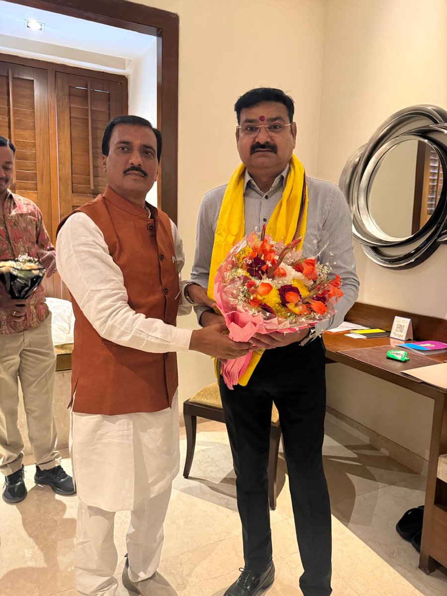 SanjaySinghmla's tweet photo. पश्चिम बंगाल के जिला हावड़ा में भारतीय जनता पार्टी के पदाधिकारियों एवं ऊर्जावान कार्यकर्तागणों द्वारा किए गए भव्य स्वागत से अभिभूत हूँ।

यह आत्मीय सम्मान संगठन की मजबूती, कार्यकर्ताओं के समर्पण और राष्ट्रसेवा के संकल्प को और अधिक ऊर्जा प्रदान करता है।

आप सभी का धन्यवाद! https://t.co/XWh4M1BnDH