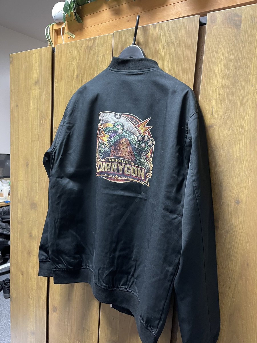 yama823's tweet image. きたー
結構いい
ぱっと見刺繍みたいで高級感ある
ＷＦで着る予定

#カレゴン #ソフビ #sofbi #kawaii #sofvi #カレー #怪獣