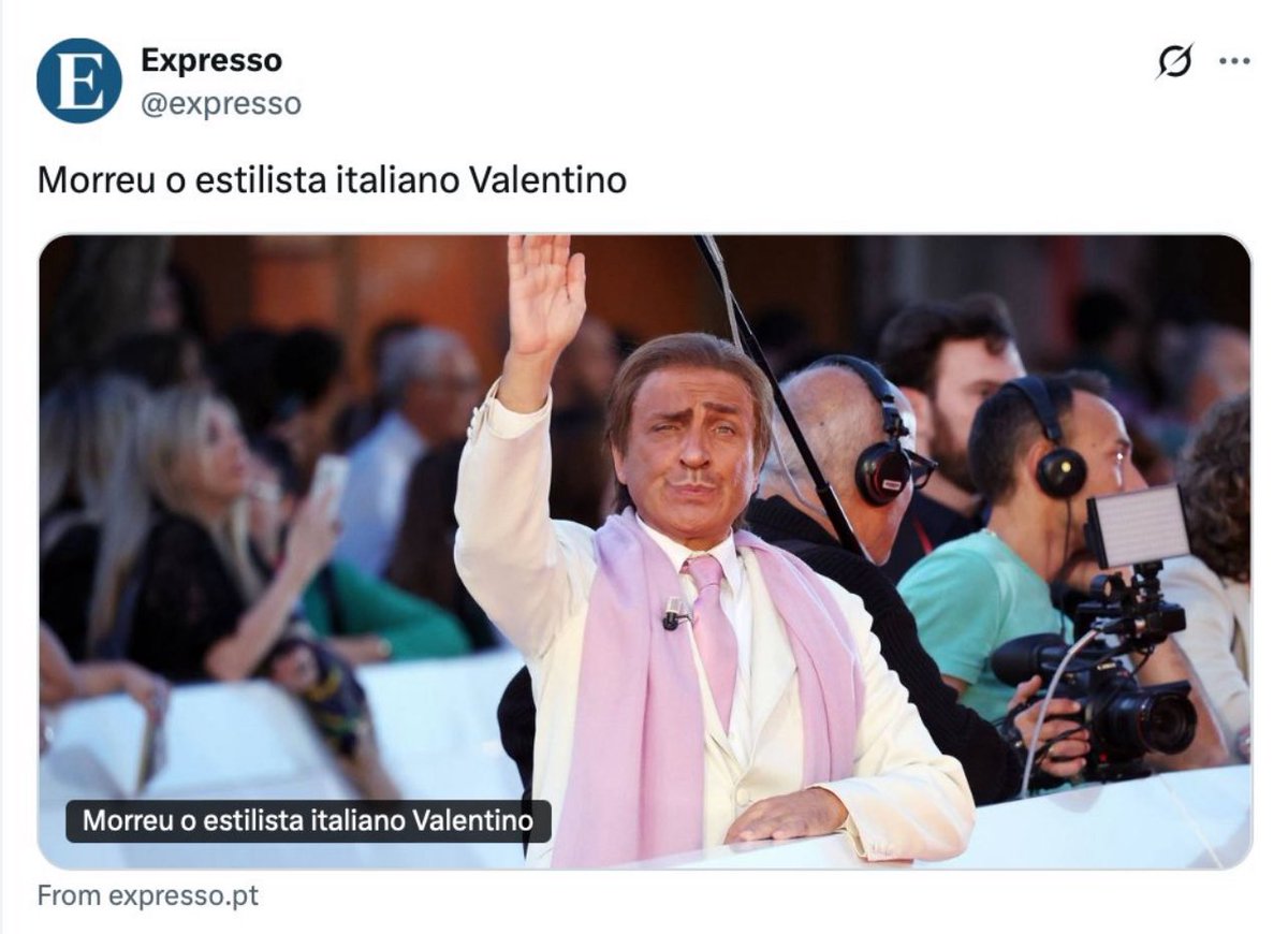 Apndp's tweet photo. 😂😂😂😂
L' #imperatore è morto / viva l'imperatore
#valentino è morto / viva Dario #ballantini
#ValentinoGaravani https://t.co/Cpo0Be8Iwq