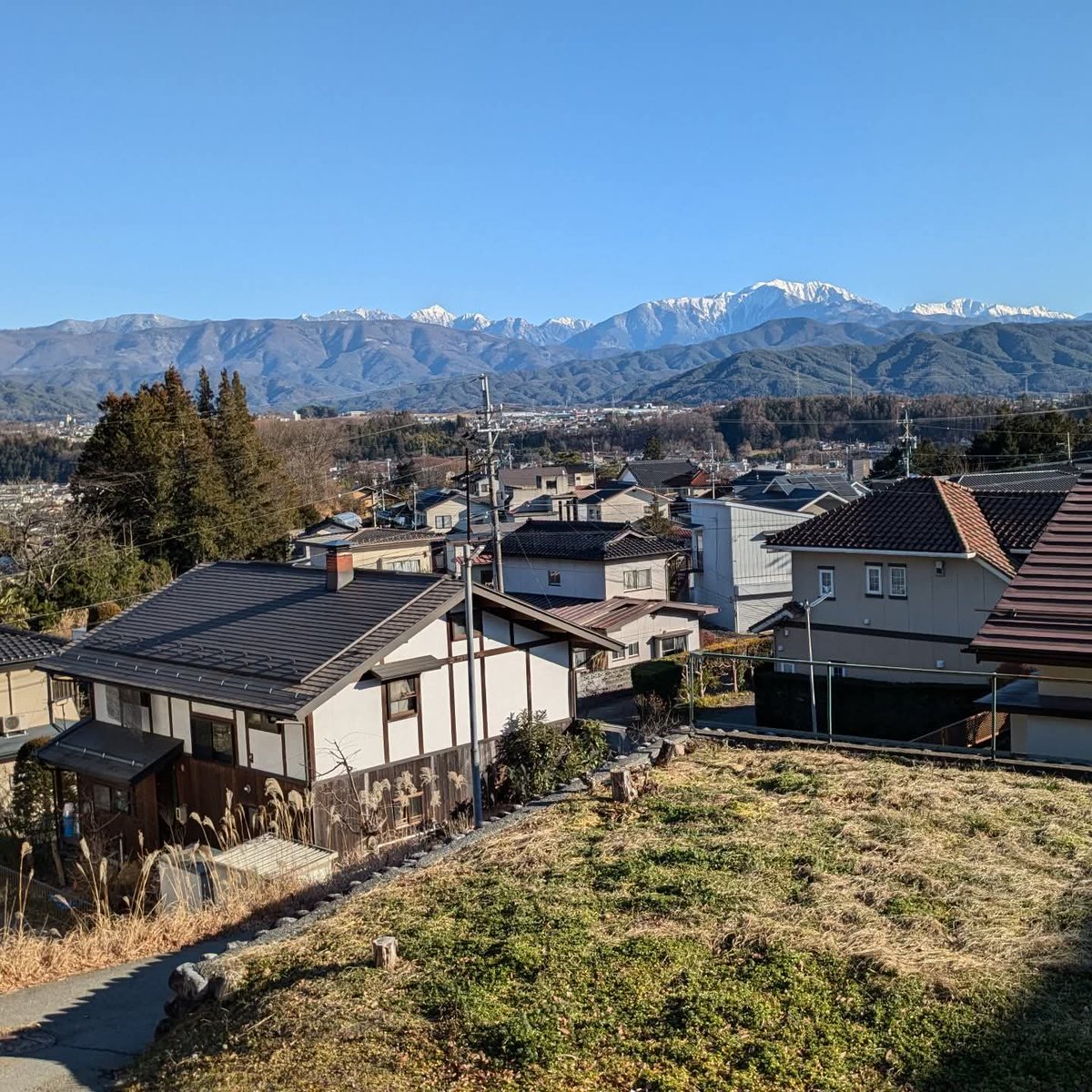 河岸段丘地形の伊那市は、とんでもなく絶景の住宅地があちこちにあります。しかも山奥ではなく、駅から車で５～１０分ほどの場所にもかなりあるんです。地域を歩く中で日々、その素晴らしさを再認識しています。