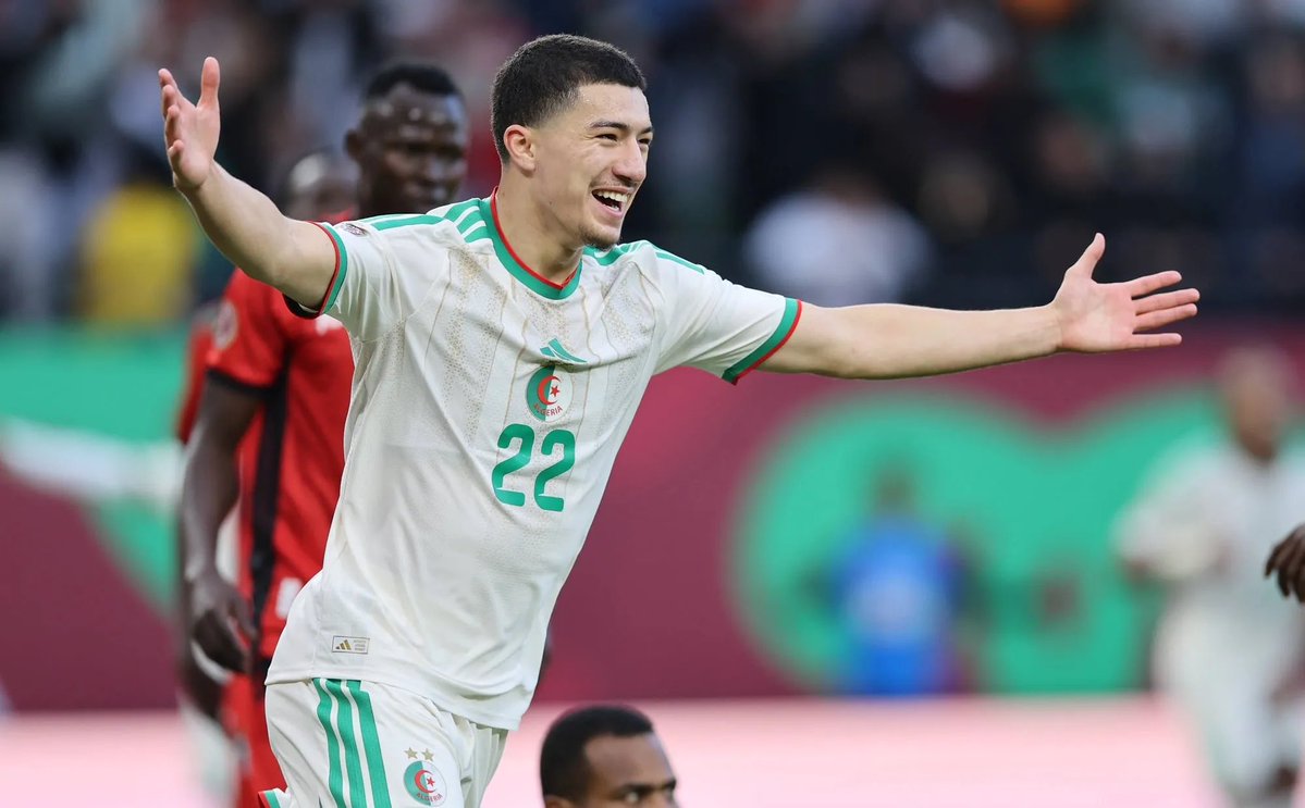 LaTaniereDZ's tweet image. 🔍 #CAN2025 | 𝐀𝐩𝐫𝐞̀𝐬 𝐥𝐚 𝐝𝐞́𝐟𝐚𝐢𝐭𝐞 𝐝𝐞 𝐥’𝐀𝐥𝐠𝐞́𝐫𝐢𝐞 𝐟𝐚𝐜𝐞 𝐚𝐮 𝐍𝐢𝐠𝐞𝐫𝐢𝐚 )𝟐-𝟎), 𝐈𝐛𝐫𝐚𝐡𝐢𝐦 𝐌𝐚𝐳𝐚 𝐞𝐬𝐭 𝐫𝐞𝐯𝐞𝐧𝐮 𝐬𝐮𝐫 𝐥’𝐞́𝐥𝐢𝐦𝐢𝐧𝐚𝐭𝐢𝐨𝐧 𝐩𝐫𝐞́𝐦𝐚𝐭𝐮𝐫𝐞́𝐞 𝐝𝐞𝐬 𝐅𝐞𝐧𝐧𝐞𝐜𝐬.

💬 Le jeune milieu offensif, rapidement devenu…