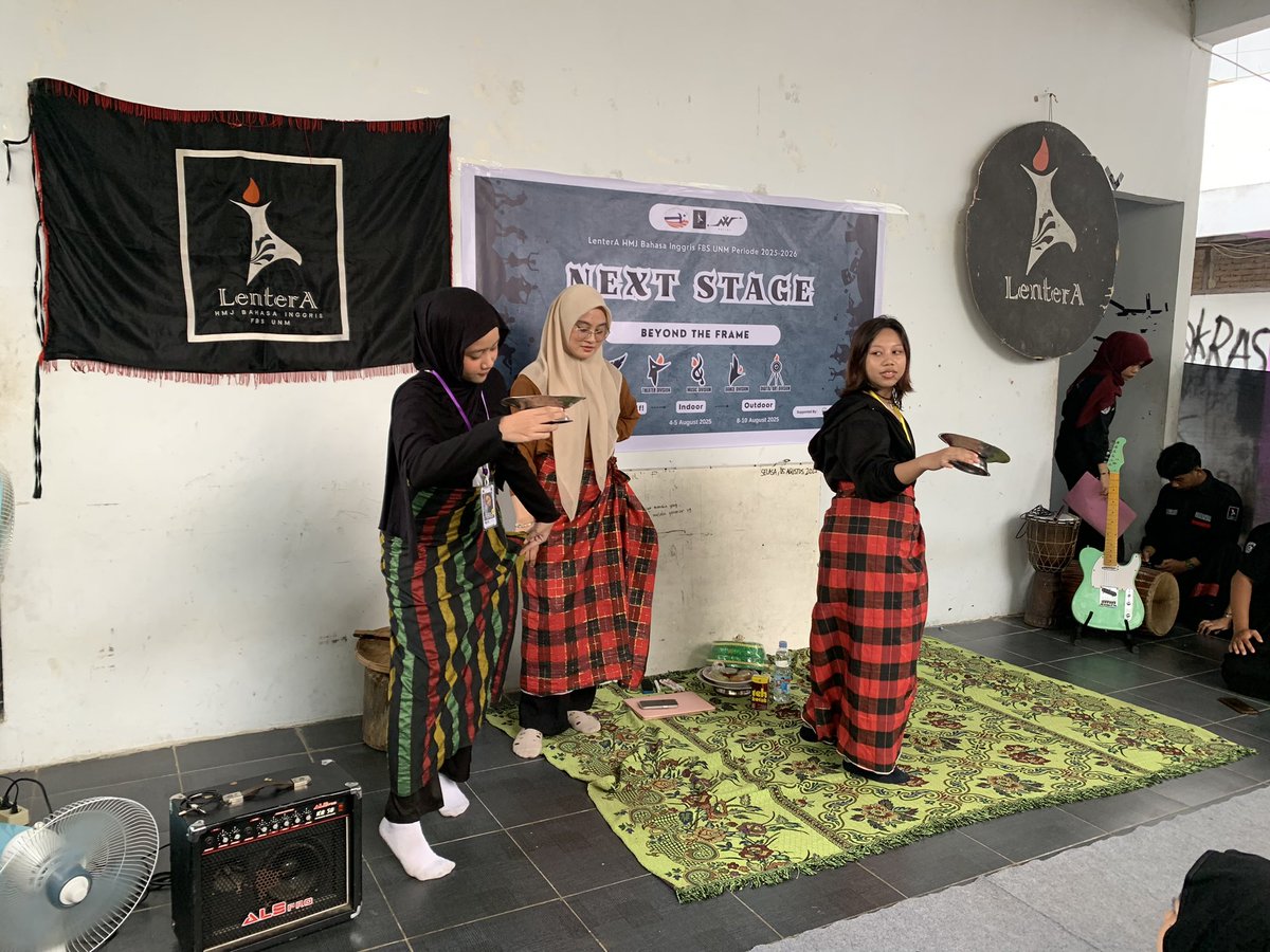 LenterAfbs's tweet photo. Salam Budaya!

Dokumentasi rangkaian indoor day-2, Chapter XV - NEXVRA LenterA HMJ Bahasa Inggris FBS UNM.

#LenterAwillnotmakeyoufamous https://t.co/ev8BDpklaj