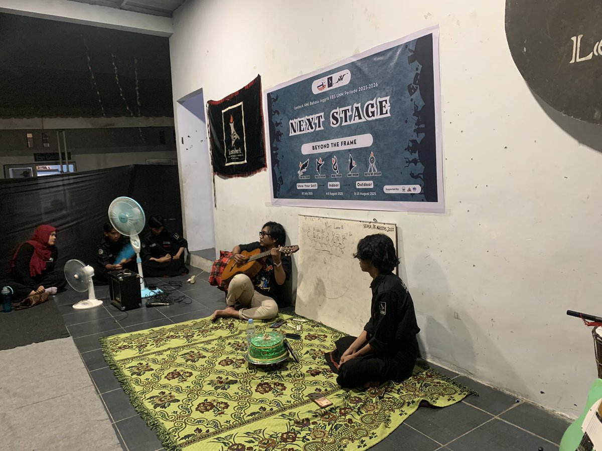 LenterAfbs's tweet photo. Salam Budaya!

Dokumentasi rangkaian indoor day-2, Chapter XV - NEXVRA LenterA HMJ Bahasa Inggris FBS UNM.

#LenterAwillnotmakeyoufamous https://t.co/ev8BDpklaj