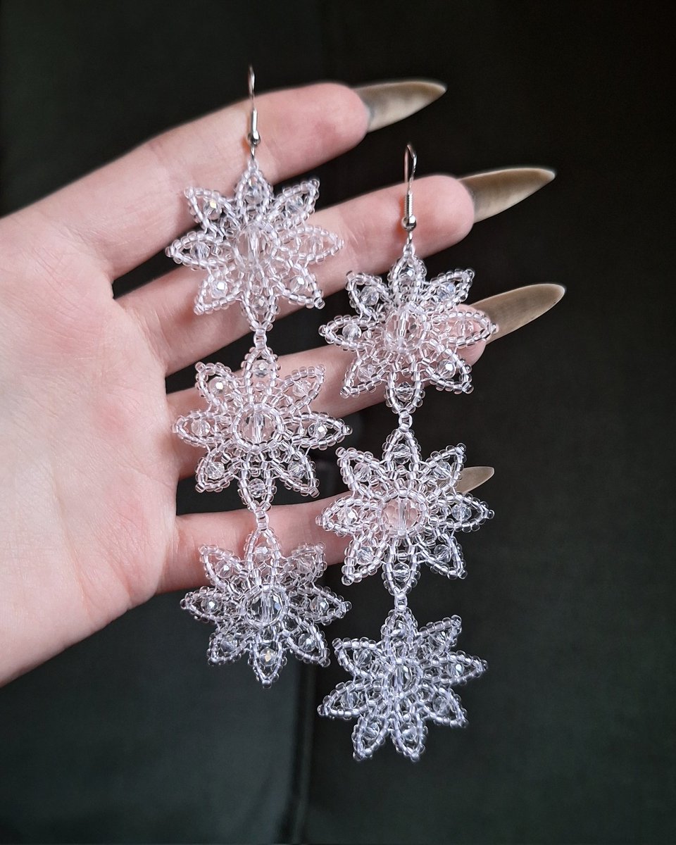 Знаю, що всім зараз трохи не до прикрас, але я зробив. Так, знову сережки 

Прозорий бісер і скляні гранені намистини + швензи зі срібленням