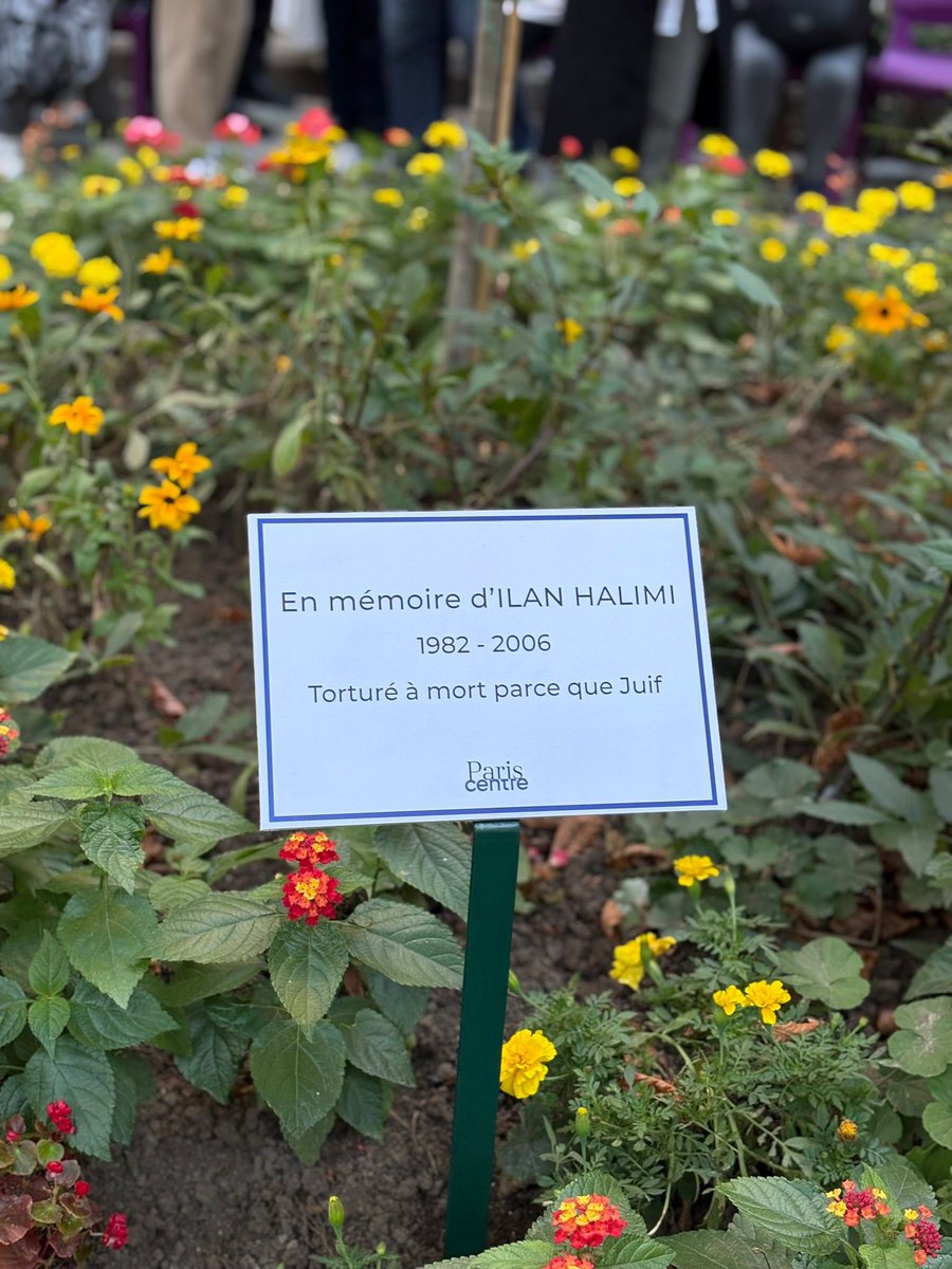 Il y a 20 ans, un Français juif était enlevé, torturé et brûlé vif, parce que Juif.

Depuis 20 ans, nous faisons vivre la mémoire d’Ilan Halimi et nous ne laissons personne y porter atteinte. 

Dans le jardin de notre mairie, un arbre porte son nom : passant regarde-le.