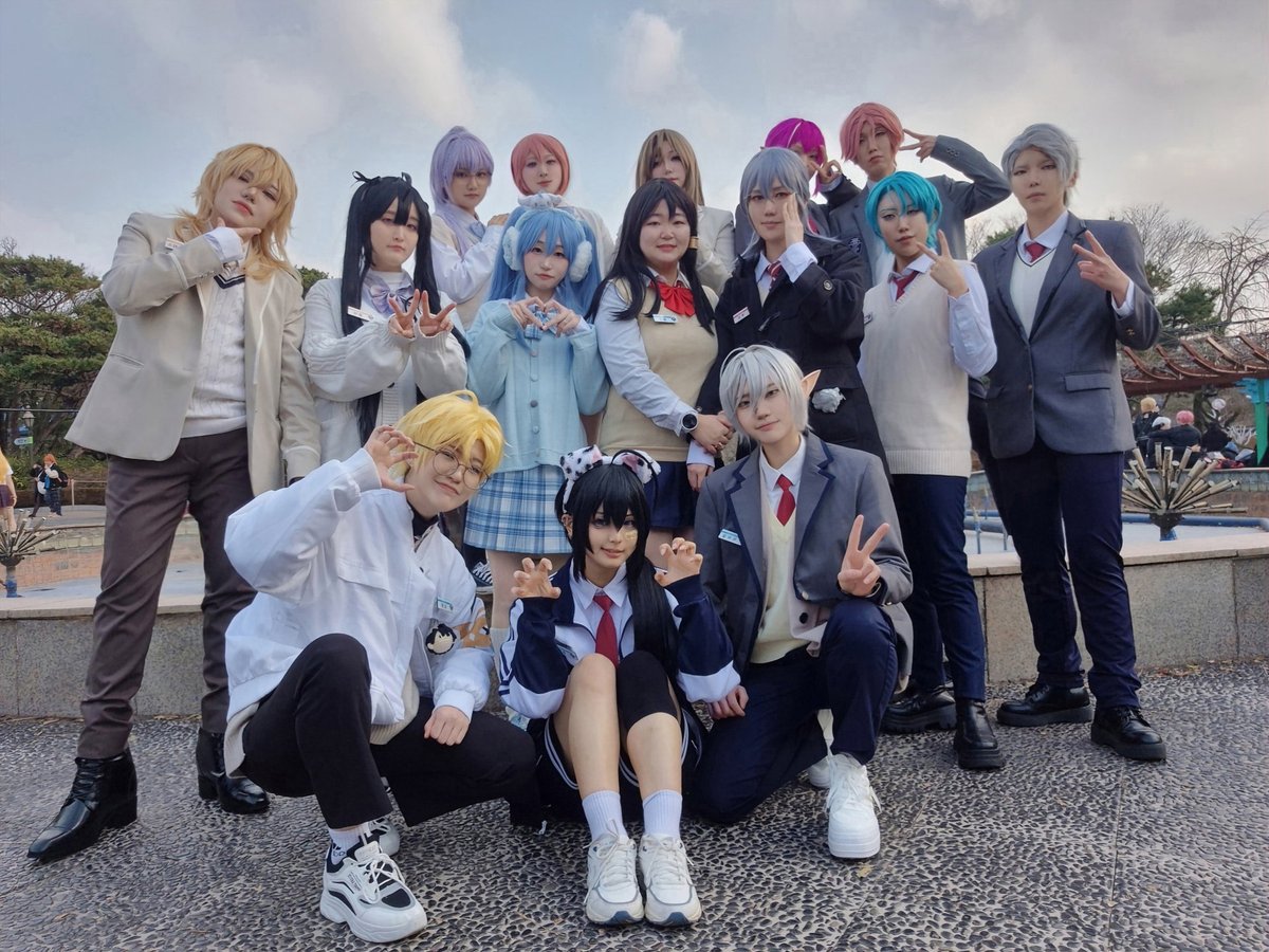 「 학생이라는 죄로
     학교라는 교도소에서
     교실이라는 감옥에 갇혀
     출석부라는 죄수 명단에 올라
     교복이란 죄수복을 입고
     공부란 벌을 받고
     졸업이란 석방을 기다린ㄷr ··· 」

#로드오브히어로즈 #로오히 #아발론고등학교
#cos #cosplay