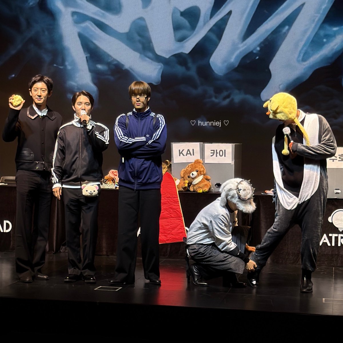 pumpysehun's tweet image. idk why but this pic is just adoringly funny to me 😂