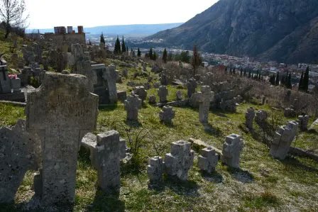Нема мира ни мртвим Србима у 🇧🇦!

Православно гробље код Мостара недавно је уписано на државу БиХ уместо на Српску православну цркву. У Федерацији БиХ већ годинама траје такозвана „хармонизација“ земљишних књига где се власницима земље позиви у поступку не достављају лично (као