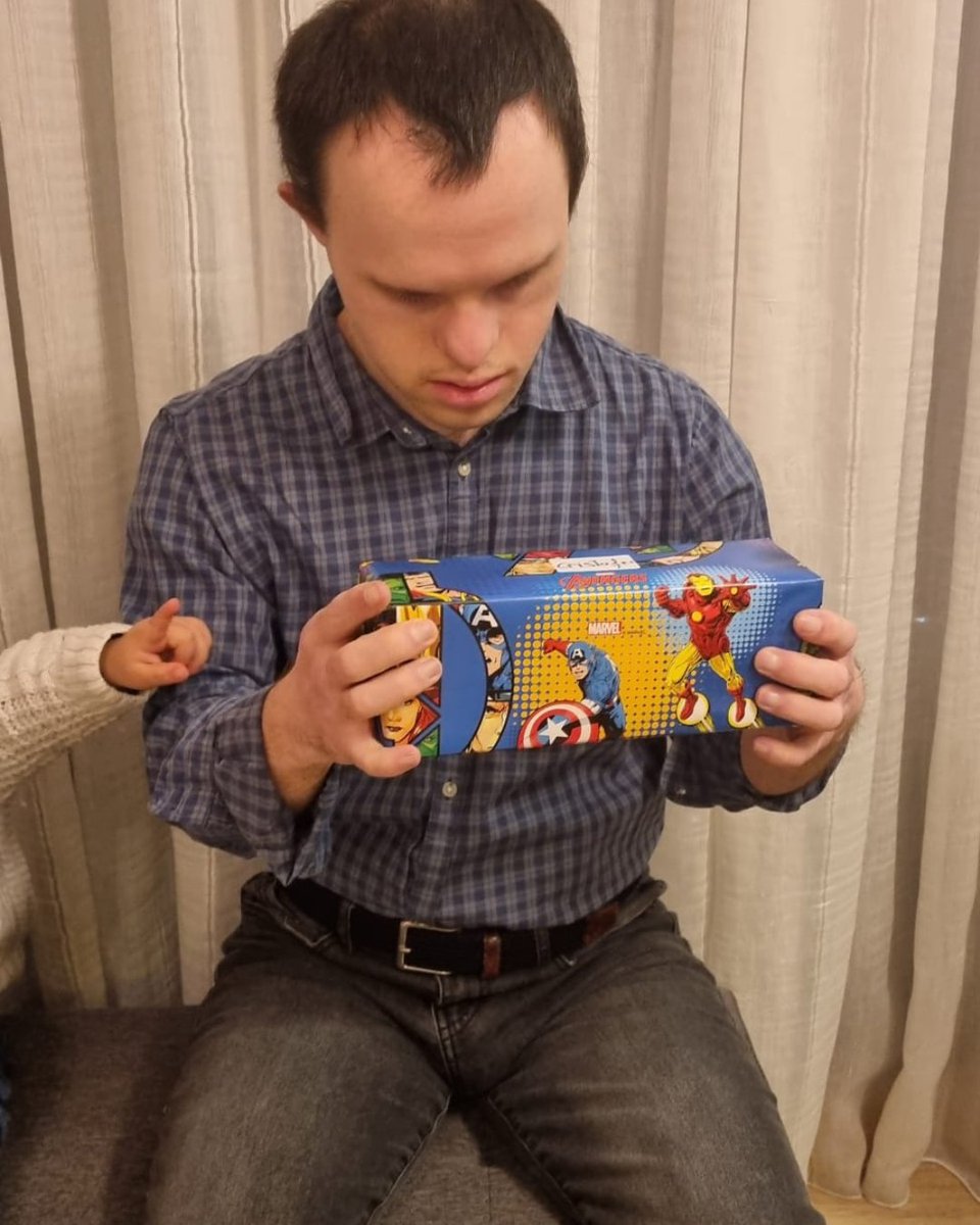 Cristofer, persona apoyada por #FUTUDÍS en Valladolid, ya está disfrutando del regalo que le han dejado sus majestades los Reyes en casa de Carlos. 🎤🎤 
#Voluntariado #Unoauno #inclusiónreal #RelacionesQueSuman