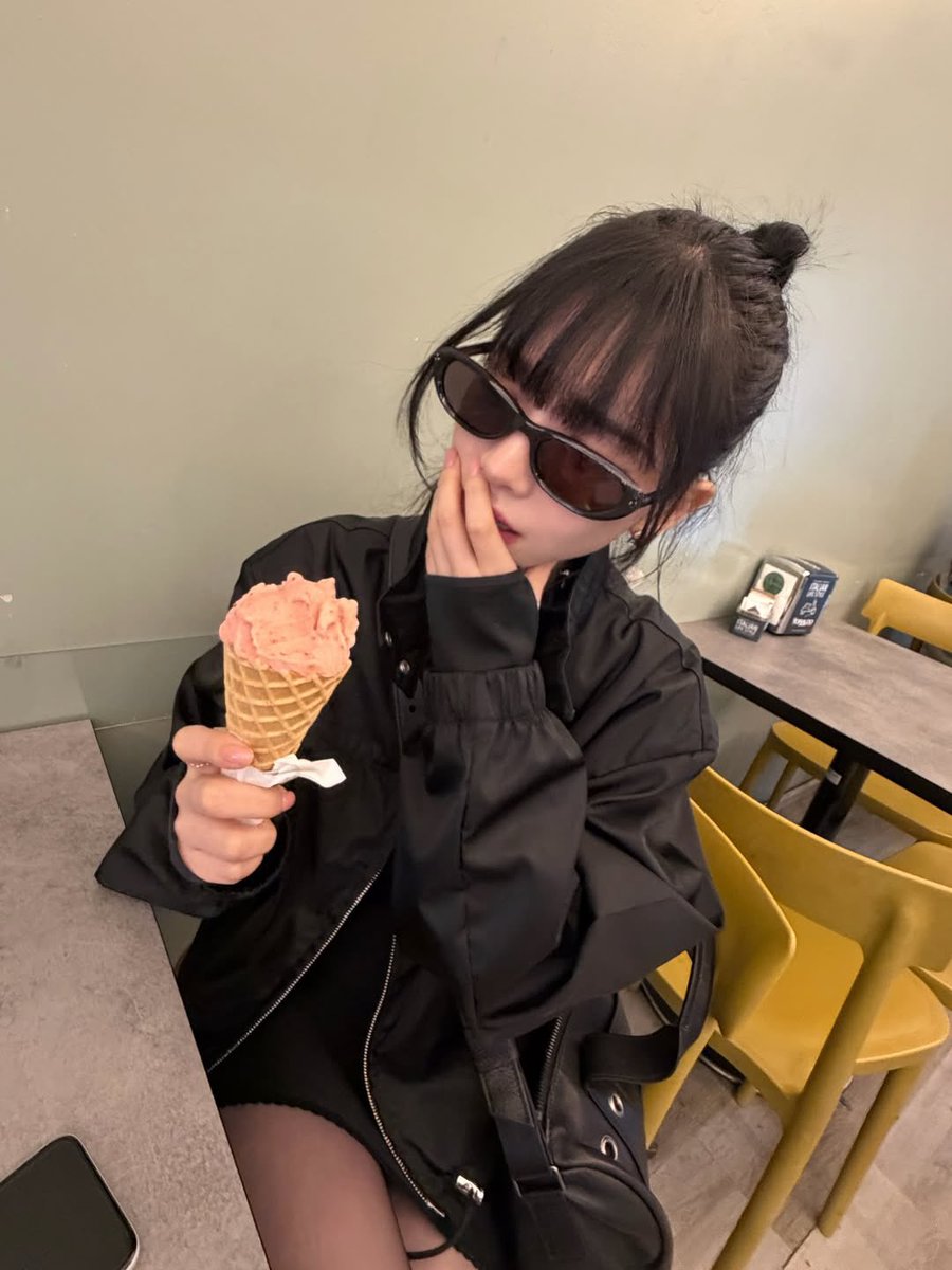 mmmingbb's tweet image. 유지민이랑 산책하면 재밌을 거 가틈
길거리에 있는 사소한 것들도 귀엽다고 포즈 취해주고 본인 기준 웃긴 거 발견하면 놀리려고 드릉드릉해서 귀엽고 쩝쩝박사로 맛평가 자세하게 해주고 무엇보다 피사체가 좋아서 사진찍는 재미가 있을 듯