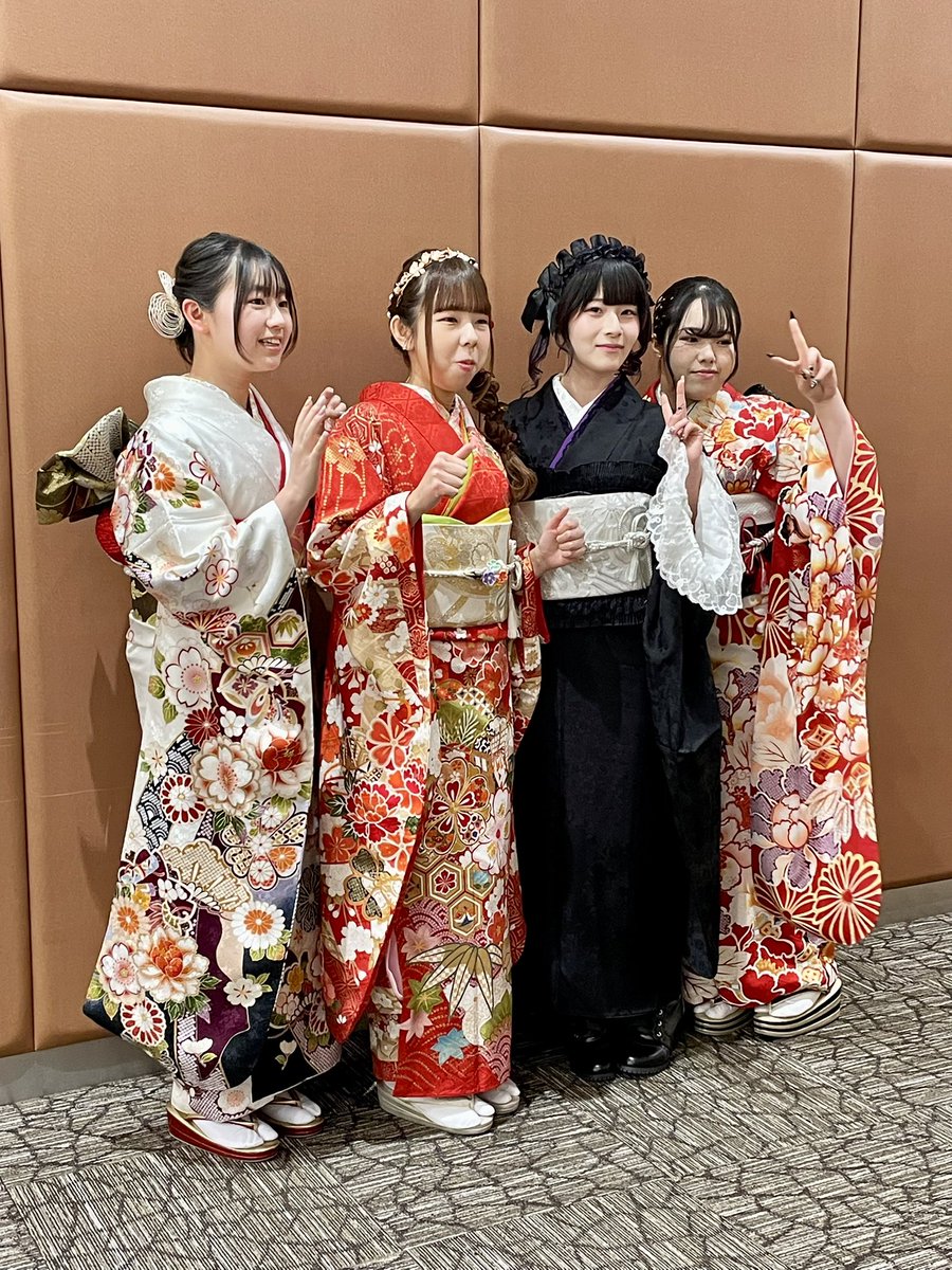 szk_hinode's tweet photo. 【二十歳を祝う会】

すずのき日の出店清水でございます

アップ遅くなりましたが「二十歳を祝う会」日の出町会場より

本社から撮影のお兄さんが来てくれたので、当店でお支度いただいたお嬢様方に急遽出演依頼を。

ご協力ありがとうございます☆ https://t.co/i9OBls7uzN
