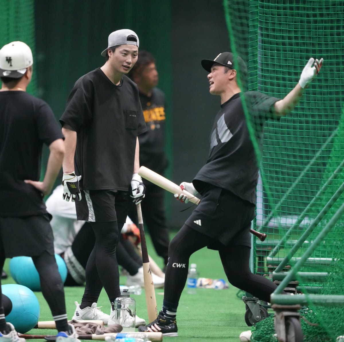 sanspo_giants's tweet photo. 【#練習風景から🏟️】　
当アカウントに久々の登場です。オリックスで活躍している #広岡大志 選手は #坂本勇人 選手のもとへ今日から最終クールのみ弟子入り。「今日たまたまこの取材公開日やった（笑）」（撮影・今野顕）

#巨人 #ジャイアンツ #giants #サンスポ https://t.co/AQcHfutZgK