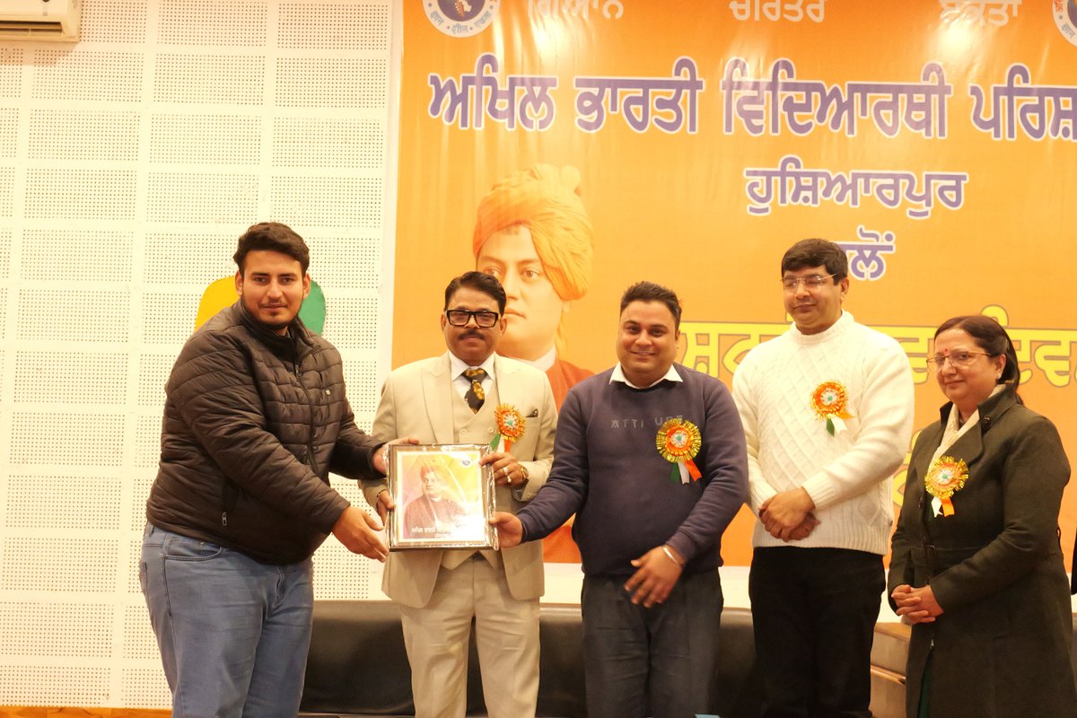 ABVPPunjab's tweet photo. ਰਾਸ਼ਟਰੀ ਯੁਵਾ ਦਿਵਸ ਦੇ ਮੌਕੇ 'ਤੇ, ਏਬੀਵੀਪੀ ਹੁਸ਼ਿਆਰਪੁਰ ਨੇ 'ਰਾਸ਼ਟਰ-ਪੁਨਰ ਨਿਰਮਾਣ ਵਿੱਚ ਨੌਜਵਾਨਾਂ ਦੀ ਭੂਮਿਕਾ' ਵਿਸ਼ੇ 'ਤੇ ਇੱਕ ਸਿੰਪੋਜ਼ੀਅਮ ਦਾ ਆਯੋਜਨ ਕੀਤਾ।" ਇਸ ਸਮਾਗਮ ਵਿੱਚ ਸਮਾਜਸੇਵੀ, ਪ੍ਰੋਫੈਸਰ ਮਨੋਜ ਕਪੂਰ ਅਤੇ ਸੂਬਾ ਮੀਤ ਪ੍ਰਧਾਨ ਸ਼੍ਰੀ ਅਨੁਭਵ ਜੈਨ ਮੌਜੂਦ ਸਨ।

On the occasion of National Youth Day, ABVP Hoshiarpur organized a symposium on the topic 'Role of Youth in Nation-Reconstruction'." Social worker, Professor Manoj Kapoor and State Vice President Shri Anubhav Jain were present at the event.