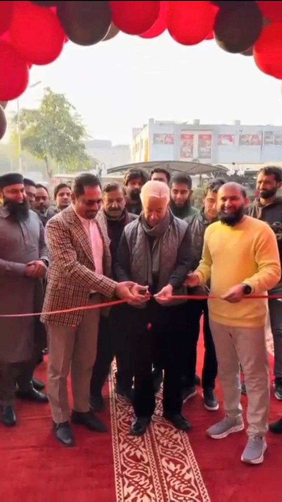 adeelraja's tweet photo. Defence Minister Khawaja Asif just inaugurated a fake Pizza Hut outlet in Sialkot 😃 https://t.co/sLPnQuBGqi