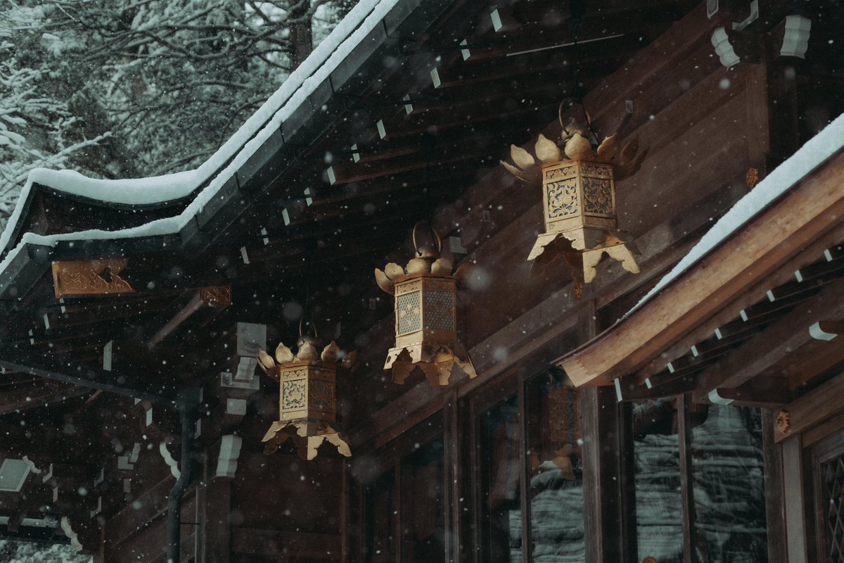 Snowy scenery at a shrine nestled deep in the mountains
