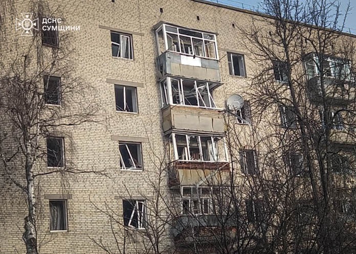 #Сумщина: російська авіація завдала ударів КАБами по Білопільській громаді
Пошкоджені житлові будинки, цивільна інфраструктура, об’єкти життєзабезпечення та транспортні засоби.
Рятувальники обстежили місця влучань та ліквідували виявлені осередки займання.