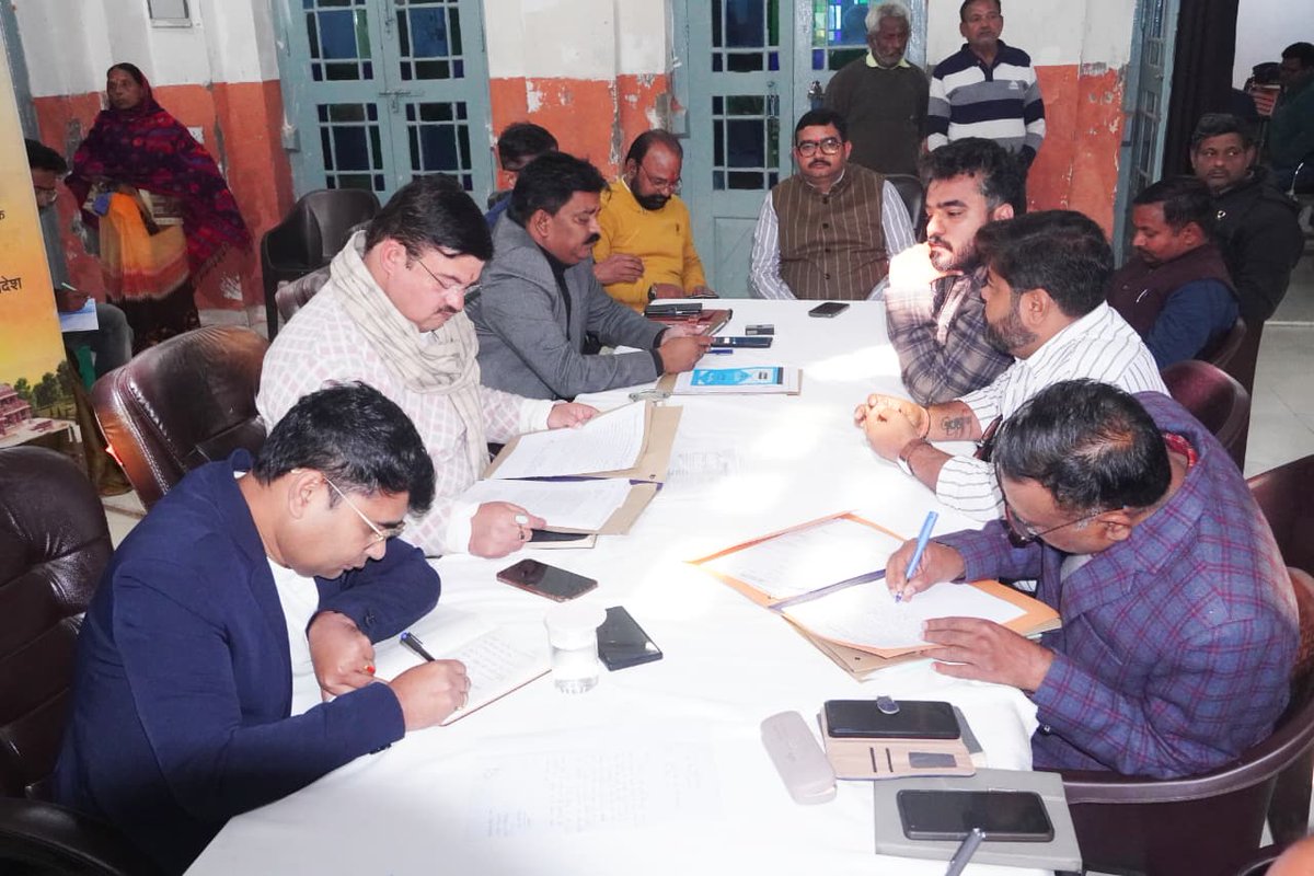 mayoraynn's tweet photo. अयोध्या | जनसुनवाई
नगर निगम के जनसुनवाई कार्यक्रम में 18 शिकायतें मिलीं, 11 का मौके पर समाधान। दामोदर धर्मशाला के दुकानदारों को राहत—₹3.20 लाख गृह व जलकर वसूली रोकी गई, पुनर्मूल्यांकन व 4 किस्तों में भुगतान के निर्देश।
#Ayodhya #जनसुनवाई #नगरनिगम https://t.co/4a3Q1qYIFn