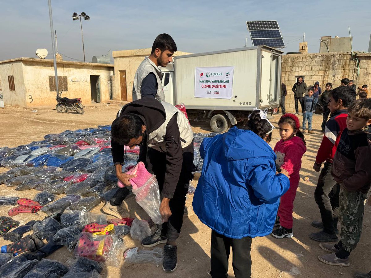 dernekfukara's tweet photo. 🇸🇾 Suriye'de kış çalışmalarımız kapsamında, ihtiyaç sahibi kardeşlerimize kışlık kıyafet, mont ve ayakkabı dağıtımları gerçekleştirdik. ❄️

#iyilikgönülleredokunsun💚 https://t.co/2NGVQ5KTSK